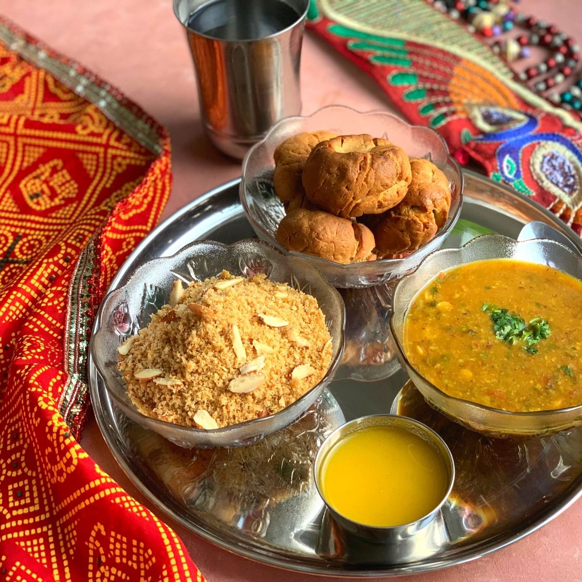 જો તમારી પાસે તંદૂર ન હોય તો તમે બાફલા બાટી બનાવી શકો છો. જેના માટે તમારે લોટનાં ગોલાને પાણીમાં પહેલા ઉકાળી લેવાના. આ માટે આશરે 15થી 20 મિનિટનો સમય લાગશે.<br />જે બાદ પાણીની બહાર કાઢીને તેને ઠંડા પડવા દો. જે બાદ તેને તવી કે પેનમાં ઘી નાંખીને શેકી લો. (કટલેટ જેમ શેકો છો તેવી જ રીતે.) જો તમારી પાસે તંદૂર ન હોય તો તમે બાફલા બાટી બનાવી શકો છો. જેના માટે તમારે લોટનાં ગોલાને પાણીમાં પહેલા ઉકાળી લેવાના. આ માટે આશરે 15થી 20 મિનિટનો સમય લાગશે.<br />જે બાદ પાણીની બહાર કાઢીને તેને ઠંડા પડવા દો. જે બાદ તેને તવી કે પેનમાં ઘી નાંખીને શેકી લો. (કટલેટ જેમ શેકો છો તેવી જ રીતે.)