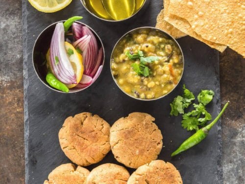 દાળ બનાવવાની રીત- તુવેરની દાળને અથવા મિકસ્ દાળને પાણીમાં નાંખીને તેમાં ચપટી મેથી અને એક ચમચી ચણાની દાળ નાંખી એક કલાક સુધી પલાળી રાખો. ત્યારબાદ તેને બાફવી. બાફ્યા બાદ વઘાર માટે ઘી ગરમ કરો એમાં વઘાર માટે રાઇ, તજ, લવિંગ, તમાલપત્ર એકસાથે નાંખવુંજે બાદ હિંગ, લીલા મરચાના ટૂકડાં, મીઠો લીમડો અને હળદર નાંખવી. હળદર એટલા માટે કે તેને દાળમાં નાંખવાથી દાળનો રંગ સારો આવે અને પિત્ત ન કરે.ધીમા તાપે વધાર થઇ ગયા પછી ધીમા તાપે બે-પાંચ મિનિટ ઉકાળવું. આ દાળને ગેસ કે ચૂલા પરથી ઉતારતા પહેલા કોથમીર, ગરમ મસાલો અને ધાણાજીરુ નાંખવું. તમે ઇચ્છો તો તેમાં લસણ, ડુંગળી અને ટામેટા સાંતળીને પણ નાંખી શકો છો. દાળ બનાવવાની રીત- તુવેરની દાળને અથવા મિકસ્ દાળને પાણીમાં નાંખીને તેમાં ચપટી મેથી અને એક ચમચી ચણાની દાળ નાંખી એક કલાક સુધી પલાળી રાખો. ત્યારબાદ તેને બાફવી. બાફ્યા બાદ વઘાર માટે ઘી ગરમ કરો એમાં વઘાર માટે રાઇ, તજ, લવિંગ, તમાલપત્ર એકસાથે નાંખવુંજે બાદ હિંગ, લીલા મરચાના ટૂકડાં, મીઠો લીમડો અને હળદર નાંખવી. હળદર એટલા માટે કે તેને દાળમાં નાંખવાથી દાળનો રંગ સારો આવે અને પિત્ત ન કરે.ધીમા તાપે વધાર થઇ ગયા પછી ધીમા તાપે બે-પાંચ મિનિટ ઉકાળવું. આ દાળને ગેસ કે ચૂલા પરથી ઉતારતા પહેલા કોથમીર, ગરમ મસાલો અને ધાણાજીરુ નાંખવું. તમે ઇચ્છો તો તેમાં લસણ, ડુંગળી અને ટામેટા સાંતળીને પણ નાંખી શકો છો.