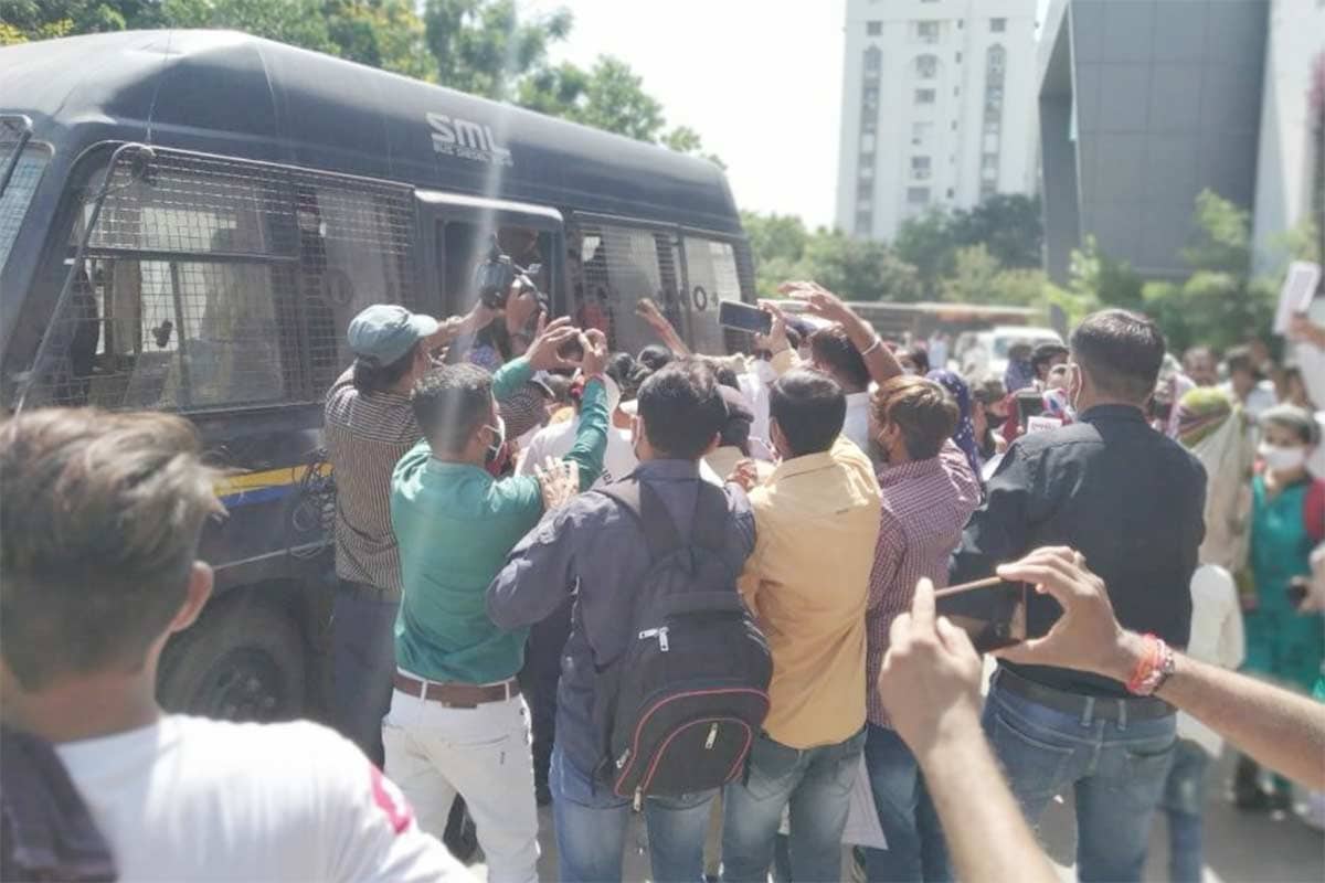 જો કોઈ પણ વ્યક્તિ તેમની સાથે અનિચ્છનીય વર્તન કરે છે તો તેમને સજા આપી શકે તે માટે અમે હથિયારના લાઇસન્સની માંગ કરી છે. કલેક્ટર કચેરી ખાતે ઉગ્ર સૂત્રોચ્ચાર કરી રહેલી યુવતીઓને રાજકોટ શહેર પોલીસ દ્વારા પાંચ મિનિટ માટે ડિટેઇન પણ કરવામાં આવી હતી. જોકે, કલેક્ટરે આવેદન સ્વીકારવાની હા પાડતા તમામ યુવતીઓને મુક્ત કરી દેવામાં આવી હતી. જો કોઈ પણ વ્યક્તિ તેમની સાથે અનિચ્છનીય વર્તન કરે છે તો તેમને સજા આપી શકે તે માટે અમે હથિયારના લાઇસન્સની માંગ કરી છે. કલેક્ટર કચેરી ખાતે ઉગ્ર સૂત્રોચ્ચાર કરી રહેલી યુવતીઓને રાજકોટ શહેર પોલીસ દ્વારા પાંચ મિનિટ માટે ડિટેઇન પણ કરવામાં આવી હતી. જોકે, કલેક્ટરે આવેદન સ્વીકારવાની હા પાડતા તમામ યુવતીઓને મુક્ત કરી દેવામાં આવી હતી.