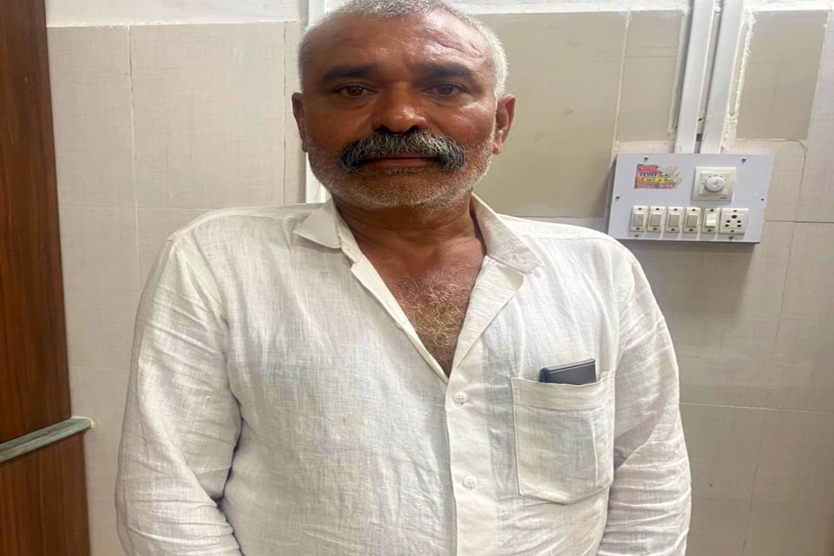 અતુલ વ્યાસ, જૂનાગઢ : કેશોદના કોંગી આગેવાન પીસ્તોલ સાથે ઝડપાતા સનસનાટી મચી ગઈ છે. જૂનાગઢ પોલીસે હથીયાર ધારાનો ગુન્હો દાખલ કરી રજની દેવરાજ ભાઈ બામરોલીયાની ધરપકડ કરી છે. જૂનાગઢ જીલ્લામા ગેરકાયદેસર હથિયાર ધરાવતા લોકોને પકડી પાડવા જૂનાગઢ પોલીસે કાર્યવાહી હાથ ધરી છે ત્યારે જૂનાગઢ LCB અને SOG પોલીસને ખાનગી રાહે બાતમી મળી હતી કે એક ઈસમ કેશોદના વેરાવળ રોડ પર ઉભો છે અને તેની પાસે ગેર કાયદેસર હથિયાર છે. અતુલ વ્યાસ, જૂનાગઢ : કેશોદના કોંગી આગેવાન પીસ્તોલ સાથે ઝડપાતા સનસનાટી મચી ગઈ છે. જૂનાગઢ પોલીસે હથીયાર ધારાનો ગુન્હો દાખલ કરી રજની દેવરાજ ભાઈ બામરોલીયાની ધરપકડ કરી છે. જૂનાગઢ જીલ્લામા ગેરકાયદેસર હથિયાર ધરાવતા લોકોને પકડી પાડવા જૂનાગઢ પોલીસે કાર્યવાહી હાથ ધરી છે ત્યારે જૂનાગઢ LCB અને SOG પોલીસને ખાનગી રાહે બાતમી મળી હતી કે એક ઈસમ કેશોદના વેરાવળ રોડ પર ઉભો છે અને તેની પાસે ગેર કાયદેસર હથિયાર છે.
