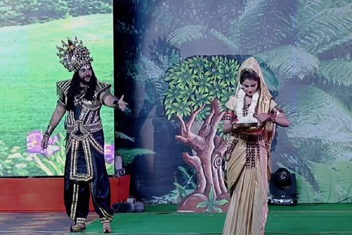 અયોધ્યાઃ રામ નગરી અયોધ્યા (Ayodhya)માં આ વખતે શાનદાર રામલીલાનું આયોજન કરવામાં આવ્યું છે. આ રામલીલામાં બોલિવૂડના સ્ટાર્સની સાથો સાથ ભોજપુરી ફિલ્મોના અભિનેતા પણ અભિનય કરી રહ્યા છે. આ કારણથી આ વર્ષે અયોધ્યામાં ચાલી રહેલી રામલીલા (Ram Leela) દેશ ઉપરાંત સમગ્ર દુનિયામાં પ્રસિદ્ધ થઈ ગઈ છે. લોકો સોશિયલ મીડિયાના વિભિન્ન માધ્યમોથી ઘરે બેઠા જ રામલીલા જોઈ રહ્યા છે. દૂરદર્શન ચેનલ પર તેનું સીધું પ્રસારણ પણ થઈ રહ્યું છે. અયોધ્યાની રામલીલાના આયોજકોનું કહેવું છે કે વિભિન્ન માધ્યમો પર તેનું પ્રસારણ જોનારા દર્શકોની સંખ્યા 10 કરોડને પાર પહોંચી ગઈ છે. અયોધ્યાઃ રામ નગરી અયોધ્યા (Ayodhya)માં આ વખતે શાનદાર રામલીલાનું આયોજન કરવામાં આવ્યું છે. આ રામલીલામાં બોલિવૂડના સ્ટાર્સની સાથો સાથ ભોજપુરી ફિલ્મોના અભિનેતા પણ અભિનય કરી રહ્યા છે. આ કારણથી આ વર્ષે અયોધ્યામાં ચાલી રહેલી રામલીલા (Ram Leela) દેશ ઉપરાંત સમગ્ર દુનિયામાં પ્રસિદ્ધ થઈ ગઈ છે. લોકો સોશિયલ મીડિયાના વિભિન્ન માધ્યમોથી ઘરે બેઠા જ રામલીલા જોઈ રહ્યા છે. દૂરદર્શન ચેનલ પર તેનું સીધું પ્રસારણ પણ થઈ રહ્યું છે. અયોધ્યાની રામલીલાના આયોજકોનું કહેવું છે કે વિભિન્ન માધ્યમો પર તેનું પ્રસારણ જોનારા દર્શકોની સંખ્યા 10 કરોડને પાર પહોંચી ગઈ છે.