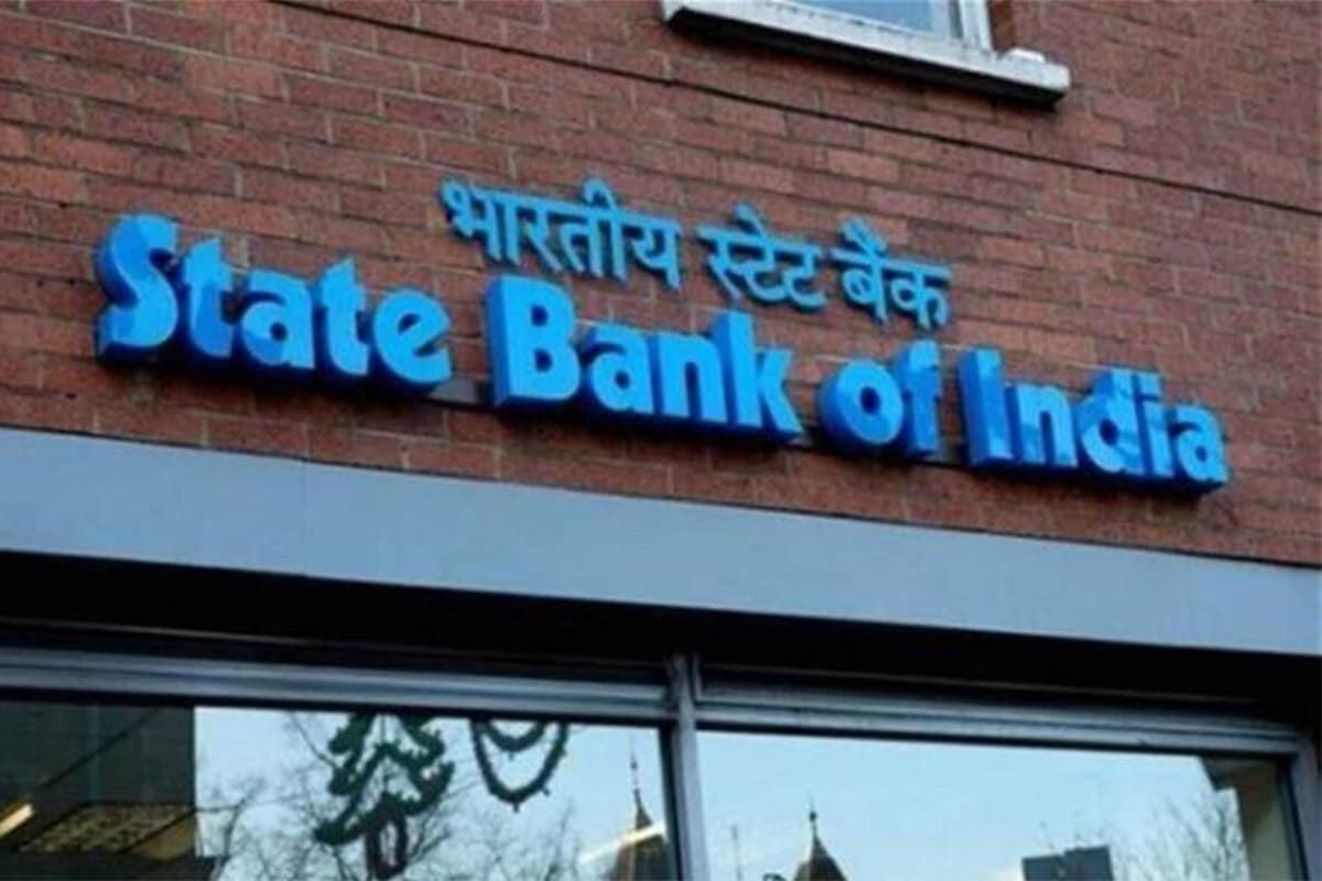 5. SBI બચત ખાતા પર ઓછું વ્યાજ મળશે પહેલી નવેમ્બરથી SBI અમુક મહત્ત્વના ફેરફાર કરી રહી છે. પહેલી નવેમ્બરથી એસબીઆઈના બચત ખાતા પર પહેલા કરતા ઓછું વ્યાજ મળશે. પહેલી નવેમ્બરથી જે બચત ખાતામાં એક લાખ રૂપિયા સુધીની રકમ જમા હશે તેના પર વ્યાજદર 0.25 ટકા ઘટીને 3.25 ટકા થઈ જશે. જ્યારે એક લાખથી વધારે જમા રકમ પર રેપો રેટ પ્રમાણે વ્યાજ મળશે. 5. SBI બચત ખાતા પર ઓછું વ્યાજ મળશે પહેલી નવેમ્બરથી SBI અમુક મહત્ત્વના ફેરફાર કરી રહી છે. પહેલી નવેમ્બરથી એસબીઆઈના બચત ખાતા પર પહેલા કરતા ઓછું વ્યાજ મળશે. પહેલી નવેમ્બરથી જે બચત ખાતામાં એક લાખ રૂપિયા સુધીની રકમ જમા હશે તેના પર વ્યાજદર 0.25 ટકા ઘટીને 3.25 ટકા થઈ જશે. જ્યારે એક લાખથી વધારે જમા રકમ પર રેપો રેટ પ્રમાણે વ્યાજ મળશે.