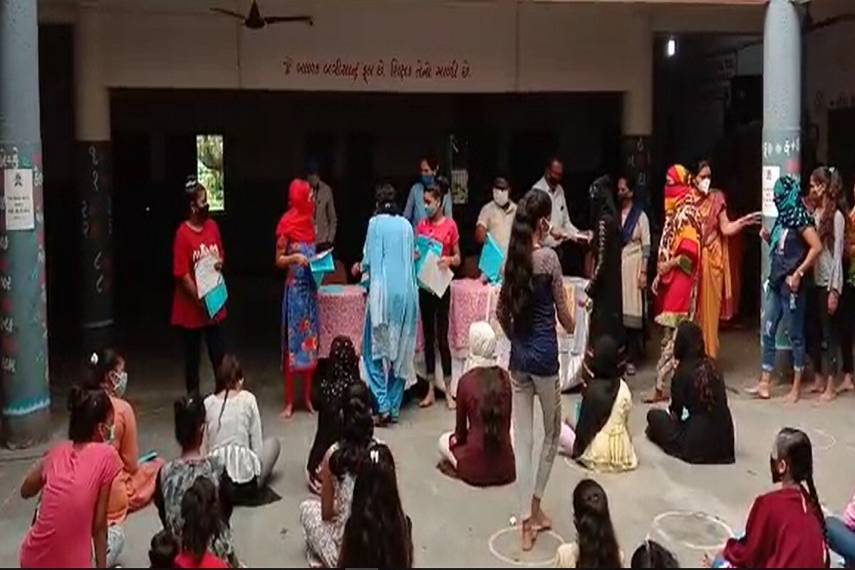 સુરત મહાનગરપાલિકા અને નગર પ્રાથમિક શિક્ષણ સમિતિ દ્વારા પ્રાથમિક શાળા ક્રમાંક નંબર 152 માં ગાંધીજયંતી નિમિત્તે એક કાર્યક્રમ યોજાયો હતો. જેમાં આ કાર્યક્રમમાં શાળા બંધ હોવા છતાં બાળકોને શાળાએ બોલાવવામાં આવ્યા હતા. બાળકોને સ્વચ્છતા કિતના વિતરણ માટે બોલાવવામાં આવ્યા હતા સુરત મહાનગરપાલિકા અને નગર પ્રાથમિક શિક્ષણ સમિતિ દ્વારા પ્રાથમિક શાળા ક્રમાંક નંબર 152 માં ગાંધીજયંતી નિમિત્તે એક કાર્યક્રમ યોજાયો હતો. જેમાં આ કાર્યક્રમમાં શાળા બંધ હોવા છતાં બાળકોને શાળાએ બોલાવવામાં આવ્યા હતા. બાળકોને સ્વચ્છતા કિતના વિતરણ માટે બોલાવવામાં આવ્યા હતા