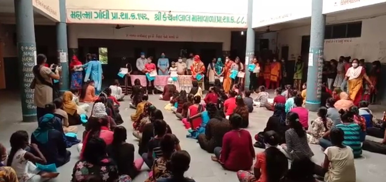 સુરતમાં કોરોના નો કહેર દિવસેને દિવસે વધી રહ્યો છે દરરોજ 300 જેટલા કેસો નોંધાઈ રહ્યા છે. જેથી કોરોના સામે સુરક્ષિત રહેવા માટે લોકોમાં લોકોને સોશિયલ ડિસ્ટન્સ અને માસ્ક પહેરવાનું ખાસ જણાવવામાં આવે છે ત્યારે કોરોના કહેર વચ્ચે આજે ગાંધીજીની 151મી જન્મ જયંતી ની ઉજવણી કરાઇ રહી છે. જેમાં સુરત મહાનગરપાલિકાની વધુ એક બેદરકારી સામે આવી છે સુરતમાં કોરોના નો કહેર દિવસેને દિવસે વધી રહ્યો છે દરરોજ 300 જેટલા કેસો નોંધાઈ રહ્યા છે. જેથી કોરોના સામે સુરક્ષિત રહેવા માટે લોકોમાં લોકોને સોશિયલ ડિસ્ટન્સ અને માસ્ક પહેરવાનું ખાસ જણાવવામાં આવે છે ત્યારે કોરોના કહેર વચ્ચે આજે ગાંધીજીની 151મી જન્મ જયંતી ની ઉજવણી કરાઇ રહી છે. જેમાં સુરત મહાનગરપાલિકાની વધુ એક બેદરકારી સામે આવી છે