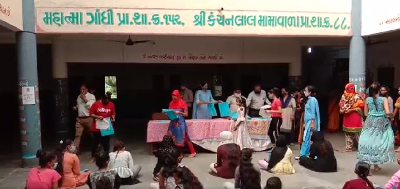 કોરોના સંક્રમણ નાના બાળકોમાં વધુ ફેલાતા હોવાને લઈને હાલની પરિસ્થિતિમાં બાળકોને શાળાએ બોલાવો અથવાત તો ક્યાંય કોઈ પણ સ્થળે લઈ જવા હિતાવહ નથી જેની સામે આ પ્રકારે શાળાએ બાળકોને બોલાવવામાં આવતા લોકોમાં રોષ જોવા મળ્યો હતો કોરોના સંક્રમણ નાના બાળકોમાં વધુ ફેલાતા હોવાને લઈને હાલની પરિસ્થિતિમાં બાળકોને શાળાએ બોલાવો અથવાત તો ક્યાંય કોઈ પણ સ્થળે લઈ જવા હિતાવહ નથી જેની સામે આ પ્રકારે શાળાએ બાળકોને બોલાવવામાં આવતા લોકોમાં રોષ જોવા મળ્યો હતો