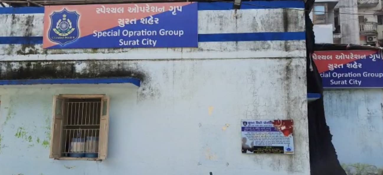 વધુમાં પોલીસ સુત્રોના જણાવ્યા મુજબ સરોજ ઉર્ફે મોન્ટુ પાંડેસરા વિસ્તારમાં દારૂ, જુગાર, સહિતના બે નંબરના ધંધો કરતા માથાભારે જગ્ગા માલીયા ગેંગનો મુખ્ય સાગરીત હતો,. જગ્યા માલીયાની દારૂના ધંધાની ગેંગવોરમાં હરીફ ગેંગ દ્વારા હત્યા કર્યા બાદ તેની ગેંગ સરોજ ઉર્ફે મોન્ટુ ચલાવતો હતો. અને તેની સામે પણ પાંડેસરામાં સન 2013,2014,2015માં મારમારીના, 2016માં ગેરકાયદે હથીયારના , 2017માં માથાભારે શંભુ માલીયાના મર્ડરના અને 2019માં ખટોદરામાં અપહરણ સહિતના છ ગુનામાં ધરપકડ થઈ છે. તેમજ અગાઉ શહેરમાંથી તડીપાર પણ કરવામાં આવ્યો છે. વધુમાં પોલીસ સુત્રોના જણાવ્યા મુજબ સરોજ ઉર્ફે મોન્ટુ પાંડેસરા વિસ્તારમાં દારૂ, જુગાર, સહિતના બે નંબરના ધંધો કરતા માથાભારે જગ્ગા માલીયા ગેંગનો મુખ્ય સાગરીત હતો,. જગ્યા માલીયાની દારૂના ધંધાની ગેંગવોરમાં હરીફ ગેંગ દ્વારા હત્યા કર્યા બાદ તેની ગેંગ સરોજ ઉર્ફે મોન્ટુ ચલાવતો હતો. અને તેની સામે પણ પાંડેસરામાં સન 2013,2014,2015માં મારમારીના, 2016માં ગેરકાયદે હથીયારના , 2017માં માથાભારે શંભુ માલીયાના મર્ડરના અને 2019માં ખટોદરામાં અપહરણ સહિતના છ ગુનામાં ધરપકડ થઈ છે. તેમજ અગાઉ શહેરમાંથી તડીપાર પણ કરવામાં આવ્યો છે.