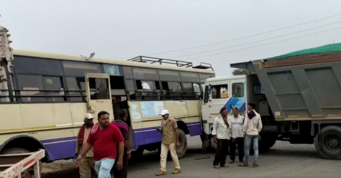લીંબડી હાઇવે સર્કલ પાસે આ અકસ્માતની ઘટના બનતા હાઇવે રોડ પર 1 કી. મી.સુધી વાહનોની લાંબી લાઇનની કતારો જોવા મળી હતી ત્યારે આ અકસ્માતમા એસ.ટી.બસ માં 11 મુસાફરોનો આબાદ બચાવ થયેલ તેઓને કોઈપણ પ્રકારની જાન હાનિ થવા પામી ન હતી, પરંતુ તહેવારોના દિવસોમાં જો તમે આ હાઇવેર પરથી પસાર થવાના હોવ તો ચેતીને ચાલવા જેવું છે. લીંબડી હાઇવે સર્કલ પાસે આ અકસ્માતની ઘટના બનતા હાઇવે રોડ પર 1 કી. મી.સુધી વાહનોની લાંબી લાઇનની કતારો જોવા મળી હતી ત્યારે આ અકસ્માતમા એસ.ટી.બસ માં 11 મુસાફરોનો આબાદ બચાવ થયેલ તેઓને કોઈપણ પ્રકારની જાન હાનિ થવા પામી ન હતી, પરંતુ તહેવારોના દિવસોમાં જો તમે આ હાઇવેર પરથી પસાર થવાના હોવ તો ચેતીને ચાલવા જેવું છે.