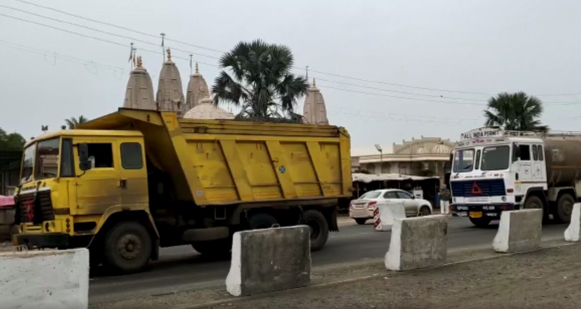 સૂત્રો પાસેથી જાણવા મળેલ ડમ્પર સાયલાથી બાવળા જતું હતું. આ અકસ્માત ની જાણ લીંબડી પોલીસને થતાં લીંબડી પોલીસ ઘટનાસ્થળે પહોંચી ટ્રાફિક દુર કરાવી વધુ તપાસ હાથ ધરી હતી સૂત્રો પાસેથી જાણવા મળેલ ડમ્પર સાયલાથી બાવળા જતું હતું. આ અકસ્માત ની જાણ લીંબડી પોલીસને થતાં લીંબડી પોલીસ ઘટનાસ્થળે પહોંચી ટ્રાફિક દુર કરાવી વધુ તપાસ હાથ ધરી હતી