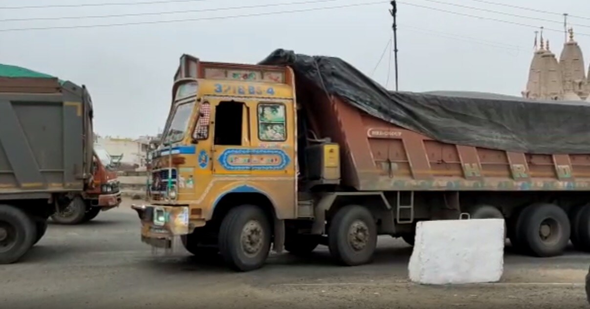 તાજેતરમાં જ આ માતેલા સાંઢ સમાન ડમ્પરોનો ભોગ નરેન્દ્ર બાપુ સોલંકી બન્યા હતા અને બાપુએ હંગામો મચાવવી મુખ્યમંત્રીને રજૂઆત કરી હતી. તેઓ ગાંધીનગરથી સરકારી ગાડીમાં રાજકોટ જઈ રહ્યા હતા ત્યારે ડમ્પરોએ તેમની ગાડીને ટક્કર મારવાની કોશિષ કરી હતી. તાજેતરમાં જ આ માતેલા સાંઢ સમાન ડમ્પરોનો ભોગ નરેન્દ્ર બાપુ સોલંકી બન્યા હતા અને બાપુએ હંગામો મચાવવી મુખ્યમંત્રીને રજૂઆત કરી હતી. તેઓ ગાંધીનગરથી સરકારી ગાડીમાં રાજકોટ જઈ રહ્યા હતા ત્યારે ડમ્પરોએ તેમની ગાડીને ટક્કર મારવાની કોશિષ કરી હતી.