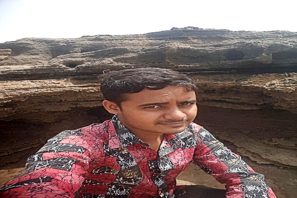 બનાવની વિગત એવી છે કે કેશોદ ગામમાં એક આપઘાતના પ્રયાસનો બનાવ બન્યો છે. આ ઘટનામાં યુવકને ગંભીર સ્થિતિમાં જૂનાગઢ દાખલ કરવામાં આવ્યો છે. જૂનાગઢ ખાતે યુવક જિંદગી અને મોત વચ્ચે ઝોલાં ખાઈ રહ્યો છે. સાગર બલાસ નામના આ યુવકે આત્મહત્યા કરતા પહેલાં પોતાના સોશિયલ મીડિયામાં સુસાઇડ નોટ પોસ્ટ કરી છે. બનાવની વિગત એવી છે કે કેશોદ ગામમાં એક આપઘાતના પ્રયાસનો બનાવ બન્યો છે. આ ઘટનામાં યુવકને ગંભીર સ્થિતિમાં જૂનાગઢ દાખલ કરવામાં આવ્યો છે. જૂનાગઢ ખાતે યુવક જિંદગી અને મોત વચ્ચે ઝોલાં ખાઈ રહ્યો છે. સાગર બલાસ નામના આ યુવકે આત્મહત્યા કરતા પહેલાં પોતાના સોશિયલ મીડિયામાં સુસાઇડ નોટ પોસ્ટ કરી છે.