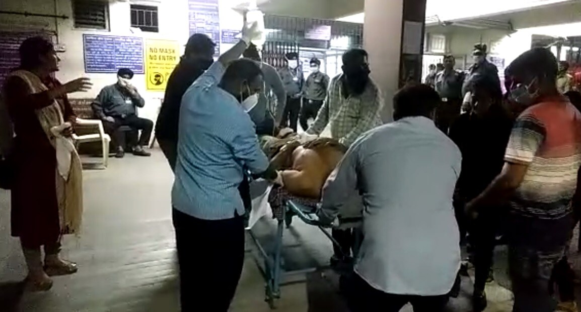 સાકા ગેંગે જે વ્યક્તિ પર હુમલો કર્યો તે ભણેલો ગણેલો શિક્ષિત યુવક છે અને વિસ્તારની મસ્જિદમાં ટ્રસ્ટી છે, એટેલે સ્વાભાવિક છે કે વર્ચસ્વ જમાવવાના ચક્કરમાં આ અપરાધી માનસ ધરાવતા શખ્સોએ હુમલો કર્યો હોય તેવું અનુમાન છે. સાકા ગેંગે જે વ્યક્તિ પર હુમલો કર્યો તે ભણેલો ગણેલો શિક્ષિત યુવક છે અને વિસ્તારની મસ્જિદમાં ટ્રસ્ટી છે, એટેલે સ્વાભાવિક છે કે વર્ચસ્વ જમાવવાના ચક્કરમાં આ અપરાધી માનસ ધરાવતા શખ્સોએ હુમલો કર્યો હોય તેવું અનુમાન છે.