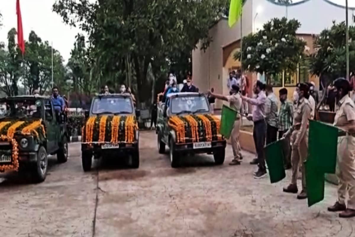 ગીર લાયન સફારી માટે પ્રવાસીઓને ઓનલાઇન પરમીટ આપવામાં આવશે. પરમીટ સાથે કેન્દ્ર સરકાર દ્વારા આપવામાં આવેલી અનલૉક 5.0ની તમામ ગાઇડલાઇનનું પણ મુલાકાતીઓએ પાલન કરવાનું રહેશે. આજે પ્રથમ દિવસે જ 36 ઓનલાઇન પરમીટ આપવામાં આવી હતી. ગીર લાયન સફારી માટે પ્રવાસીઓને ઓનલાઇન પરમીટ આપવામાં આવશે. પરમીટ સાથે કેન્દ્ર સરકાર દ્વારા આપવામાં આવેલી અનલૉક 5.0ની તમામ ગાઇડલાઇનનું પણ મુલાકાતીઓએ પાલન કરવાનું રહેશે. આજે પ્રથમ દિવસે જ 36 ઓનલાઇન પરમીટ આપવામાં આવી હતી.