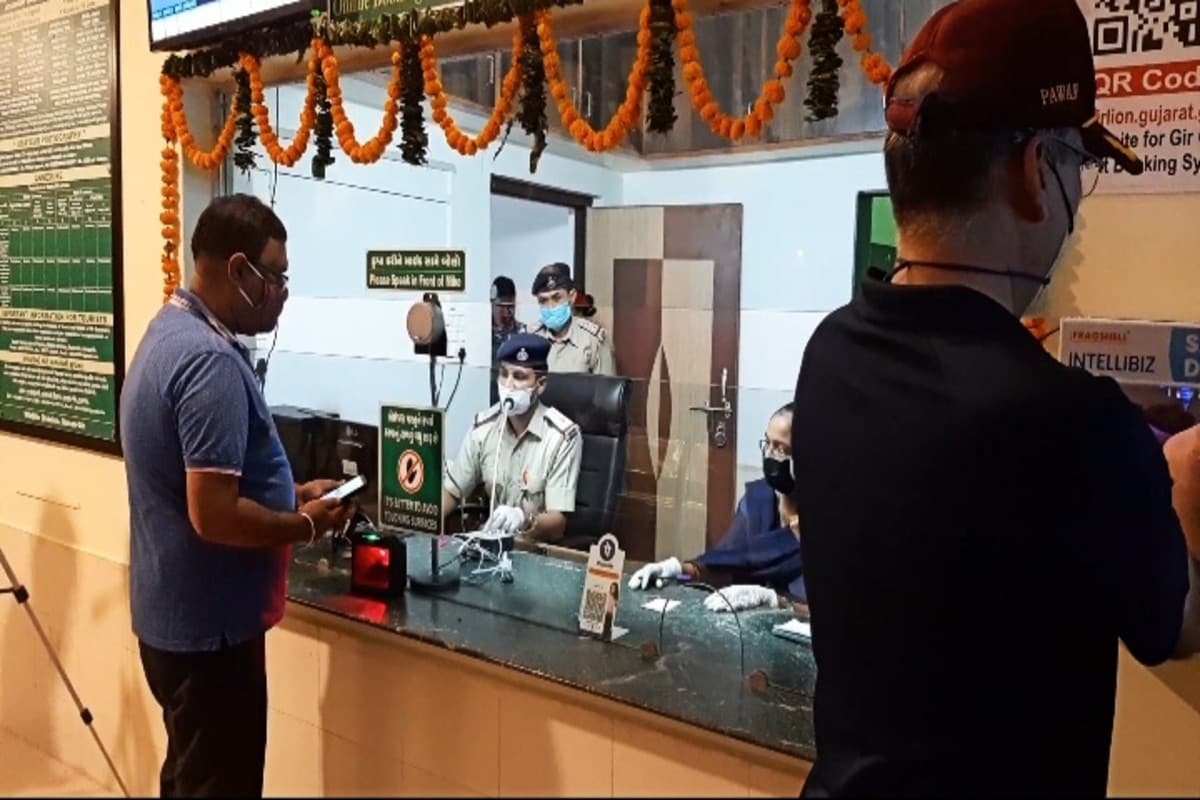 આ અંગે માહિતી આપતા સાસણના ડી.એફ.ઓ. મોહન રામે જણાવ્યું હતું કે 'સામાન્ય રીતે દર વર્ષે સિંહોના સંવવન કાળ દરમિયાન 4 મહિના માટે સફારી પાર્ક મુલાકાતીઓ માટે બંધ કરવામાં આવે છે. જોકે, વર્ષે કોરોના વાયરસના સંકટના કારણે 17મી માર્ચથી સફારી પાર્કના કમાડ બંધ કરી દેવામાં આવ્યા હતા. આજે 6 મહિના બાદ ફરીથી સફારી પાર્કની શરૂઆત કરવામાં આવી છે. કોવિડ-19ની ગાઇડલાઇન મુજબ મુલાકાતીઓને પ્રવેશ આપવામાં આવશે.' આ અંગે માહિતી આપતા સાસણના ડી.એફ.ઓ. મોહન રામે જણાવ્યું હતું કે 'સામાન્ય રીતે દર વર્ષે સિંહોના સંવવન કાળ દરમિયાન 4 મહિના માટે સફારી પાર્ક મુલાકાતીઓ માટે બંધ કરવામાં આવે છે. જોકે, વર્ષે કોરોના વાયરસના સંકટના કારણે 17મી માર્ચથી સફારી પાર્કના કમાડ બંધ કરી દેવામાં આવ્યા હતા. આજે 6 મહિના બાદ ફરીથી સફારી પાર્કની શરૂઆત કરવામાં આવી છે. કોવિડ-19ની ગાઇડલાઇન મુજબ મુલાકાતીઓને પ્રવેશ આપવામાં આવશે.'