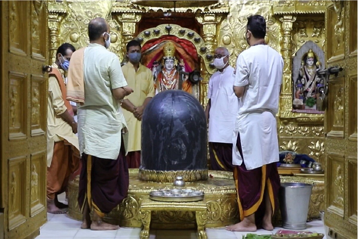 નોંધનીય છે કે, ગૃહમંત્રીને સોમનાથ દાદામાં અતૂટ શ્રદ્ધા છે. મોટાભાગે તેઓ પોતાના જન્મ દિવસે સોમનાથના દાદા સામે શીશ ઝુકાવીને આશીર્વાદ લે છે. અમિત શાહ સોમનાથ ટ્રસ્ટના ટ્રસ્ટી પણ છે અને ટ્રસ્ટ દ્વારા આ પૂજા પ્રતિ વર્ષ કરવામાં આવે છે. ઉલ્લેખનીય છે કે, અમિત શાહ લગભગ છેલ્લા એક અઠવાડિયાથી ગુજરાતમાં છે. આ પહેલાં તેઓ તેમનાં કુળદેવીનાં દર્શન કરવા માટે માણસા ગયા હતા. નોંધનીય છે કે, ગૃહમંત્રીને સોમનાથ દાદામાં અતૂટ શ્રદ્ધા છે. મોટાભાગે તેઓ પોતાના જન્મ દિવસે સોમનાથના દાદા સામે શીશ ઝુકાવીને આશીર્વાદ લે છે. અમિત શાહ સોમનાથ ટ્રસ્ટના ટ્રસ્ટી પણ છે અને ટ્રસ્ટ દ્વારા આ પૂજા પ્રતિ વર્ષ કરવામાં આવે છે. ઉલ્લેખનીય છે કે, અમિત શાહ લગભગ છેલ્લા એક અઠવાડિયાથી ગુજરાતમાં છે. આ પહેલાં તેઓ તેમનાં કુળદેવીનાં દર્શન કરવા માટે માણસા ગયા હતા.