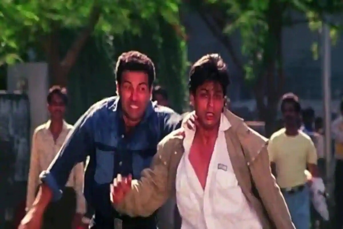 એન્ટરટેઇન્મેન્ટ ડેસ્ક: Happy Birthday Sunny Deol: સની દેઓલ (SunnyDeol)નાં આજનો જન્મદિવસ છે. સની દેઓલ આજે તેનો 64 (Sunny Deol Birthday) જન્મદિવસ ઉજવી રહ્યો છે. તો સની દેઓલ તેનાં ડાયલોગ્સ માટે દર્શકોની વચ્ચે ઘણાં લોકપ્રિય છે. પણ તેની એક્ટિંગથી પણ તે લોકો ખાસ ઇમ્પ્રેસ કરવામાં સફળ રહ્યાં છે. સની દેઓલે તેનાં કરિઅરમાં સુપરહિટ ફિલ્મો આપી છે. આજે સની દેઓલ (Sunny Deol Story)નો જન્મ દિવસ છે ત્યારે તેનાં અને શાહરૂખ ખાન સાથે જોડાયેલો એક કિસ્સો આપને જણાવીએ જે ડર ફિલ્મ સમયનો છે. જ્યારે સનીએ ગુસ્સામાં આવીને તેનાં પેન્ટનું ખિસ્સુ ફાડી નાખ્યું હતું. અને આ ગુસ્સા પાછળનું કારણ હતો શાહરૂખ ખાન (Shahrukh Khan) એન્ટરટેઇન્મેન્ટ ડેસ્ક: Happy Birthday Sunny Deol: સની દેઓલ (SunnyDeol)નાં આજનો જન્મદિવસ છે. સની દેઓલ આજે તેનો 64 (Sunny Deol Birthday) જન્મદિવસ ઉજવી રહ્યો છે. તો સની દેઓલ તેનાં ડાયલોગ્સ માટે દર્શકોની વચ્ચે ઘણાં લોકપ્રિય છે. પણ તેની એક્ટિંગથી પણ તે લોકો ખાસ ઇમ્પ્રેસ કરવામાં સફળ રહ્યાં છે. સની દેઓલે તેનાં કરિઅરમાં સુપરહિટ ફિલ્મો આપી છે. આજે સની દેઓલ (Sunny Deol Story)નો જન્મ દિવસ છે ત્યારે તેનાં અને શાહરૂખ ખાન સાથે જોડાયેલો એક કિસ્સો આપને જણાવીએ જે ડર ફિલ્મ સમયનો છે. જ્યારે સનીએ ગુસ્સામાં આવીને તેનાં પેન્ટનું ખિસ્સુ ફાડી નાખ્યું હતું. અને આ ગુસ્સા પાછળનું કારણ હતો શાહરૂખ ખાન (Shahrukh Khan)