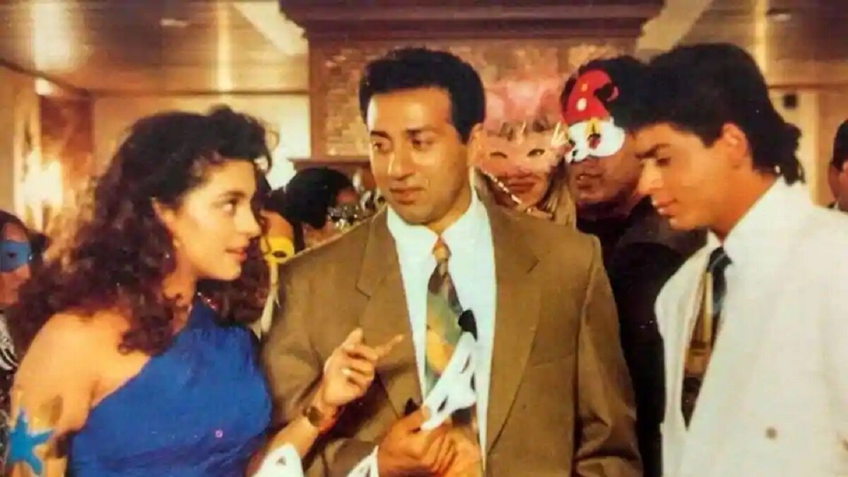 આ કિસ્સો વર્ષ 1993નો છે. આ સમયમાં આવેલી ફિલ્મ 'ડર' (Darr)માં સની દેઓલ, શાહરૂખ ખાન અને જૂહી ચાવલા (Juhi Chawla) સાથે કામ કરી રહ્યાં હતાં. આમ તો ફિલ્મમાં સની દેઓલ હિરોનાં રોલમાં હતો. પણ ફિલ્મની શૂટિંગ શરૂ થઇ અને જેમ જેમ આગળ વધી તેમ તેમ સની દેઓલને સમજાયું કે ફિલ્મનો અસલી 'હીરો' તે નહીં પણ શાહરૂખ ખાન છે. ફિલ્મમાં સની દેઓલને હીરોનો રોલ ઓફર થયો હતો, જેનાં પર સનીને ખુબજ ગુસ્સો આવ્યો હતો. આ કિસ્સો વર્ષ 1993નો છે. આ સમયમાં આવેલી ફિલ્મ 'ડર' (Darr)માં સની દેઓલ, શાહરૂખ ખાન અને જૂહી ચાવલા (Juhi Chawla) સાથે કામ કરી રહ્યાં હતાં. આમ તો ફિલ્મમાં સની દેઓલ હિરોનાં રોલમાં હતો. પણ ફિલ્મની શૂટિંગ શરૂ થઇ અને જેમ જેમ આગળ વધી તેમ તેમ સની દેઓલને સમજાયું કે ફિલ્મનો અસલી 'હીરો' તે નહીં પણ શાહરૂખ ખાન છે. ફિલ્મમાં સની દેઓલને હીરોનો રોલ ઓફર થયો હતો, જેનાં પર સનીને ખુબજ ગુસ્સો આવ્યો હતો.
