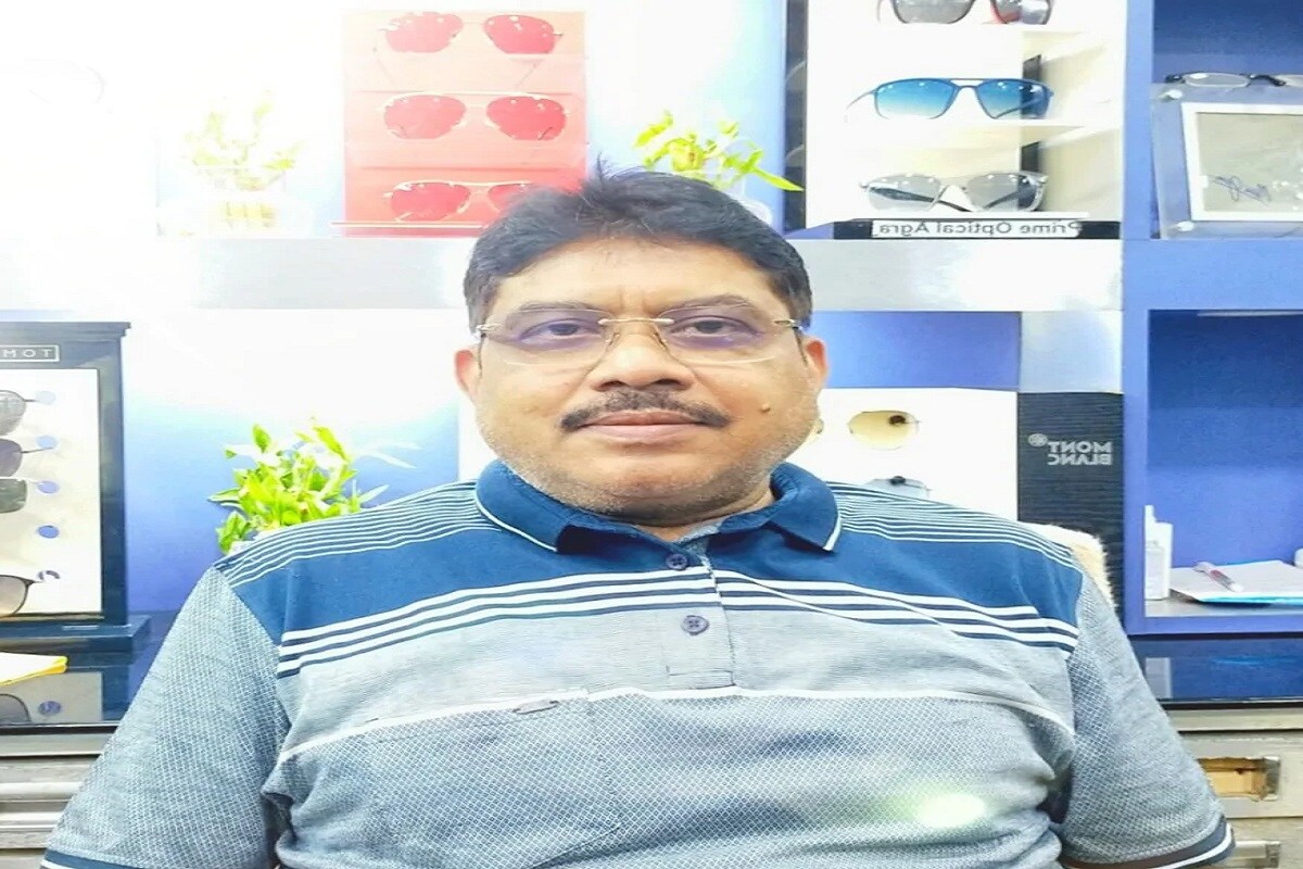 ગજેન્દ્ર શર્મા આગ્રાની સંજય પ્લેસ માર્કેટમાં ચશ્માની દુકાન ચલાવે છે. આ સાથે તેમની ઓળખ સમાજસેવી તરીકેની પણ છે. ન્યૂઝ 18 સાથે ખાસ વાતચીત કરતા ગજેન્દ્ર શર્માએ કહ્યું કે મને ખબર વાંચવાની અને સાંભળવાની આદત છે. આ કારણે લોકડાઉન દરમિયાન ખબર પડી કે જે લોનની ઇએમઆઈ નહીં ચૂકવે તેણે પછી વ્યાજ સાથે રકમ જમા કરાવવી પડશે. તેમાં પણ લેટ થાય તો વ્યાજ ઉપર પણ વ્યાજ લાગશે. બસ અહીંથી વિચાર કર્યો કે આ મામલે હું પણ રાહત લઈશ અને બીજાને પણ રાહત અપાવવાનો પ્રયત્ન કરીશ. ગજેન્દ્ર શર્મા આગ્રાની સંજય પ્લેસ માર્કેટમાં ચશ્માની દુકાન ચલાવે છે. આ સાથે તેમની ઓળખ સમાજસેવી તરીકેની પણ છે. ન્યૂઝ 18 સાથે ખાસ વાતચીત કરતા ગજેન્દ્ર શર્માએ કહ્યું કે મને ખબર વાંચવાની અને સાંભળવાની આદત છે. આ કારણે લોકડાઉન દરમિયાન ખબર પડી કે જે લોનની ઇએમઆઈ નહીં ચૂકવે તેણે પછી વ્યાજ સાથે રકમ જમા કરાવવી પડશે. તેમાં પણ લેટ થાય તો વ્યાજ ઉપર પણ વ્યાજ લાગશે. બસ અહીંથી વિચાર કર્યો કે આ મામલે હું પણ રાહત લઈશ અને બીજાને પણ રાહત અપાવવાનો પ્રયત્ન કરીશ.