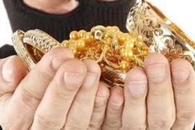 સુરત: 'પત્ની પાસેથી સંબંધી દાગીના પહેરવા લઈ ગયા, બારોબાર ગીરવે મુકી રોકડી કરી લીધી'