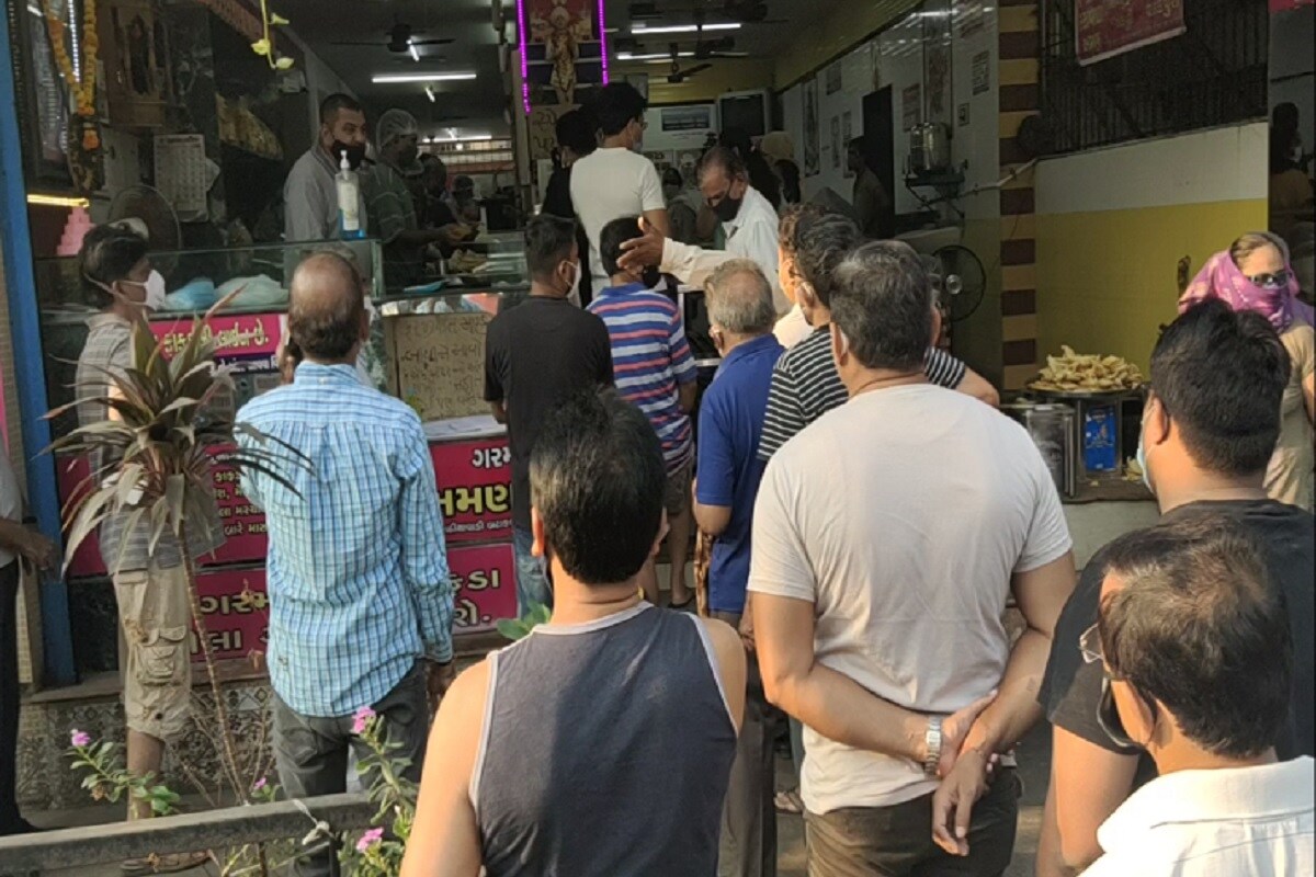 સુરત શહેરમાં આજે દશેરા પર્વને લઇને વહેલીસવાર માથીજ ફરસાણની દુકાનોમાં લાંબી કતારો લાગી ગઇ હતી. કેટલીક દુકાનોમાંતો પહેલેથી એડવાન્સ ઓર્ડર ફાફડા અને જલેબી માટેઆપવામાં આવ્યાહતા. છેલ્લા કેટલાય વર્ષોથી આજના દિવસે ફાફડા અને જલેબી ખાવાની એક પરંપરા બની ગઇ છે. સુરતીઓ સ્વાદમટે સમગ્ર વિશ્વસમાં પ્રખ્યાત છે.જેને લઇને ખાવા પીવાની વાતમાં સુરતીઓ હમેશા આગળ રહે છે, કોઇ પણ તકલીફ હોઇ તેને સુરતીઓ પર્વમાં ફેરવી નાખે છે .આજે દશેરાના પર્વ નિમિતે સુરત શહેરમાં તમામ ફરસાણની દુકાનોમાં કોરોનાના ડર વગર સુરતીઓએ સવારથી લાઇનો લગાવી હતી. સુરત શહેરમાં આજે દશેરા પર્વને લઇને વહેલીસવાર માથીજ ફરસાણની દુકાનોમાં લાંબી કતારો લાગી ગઇ હતી. કેટલીક દુકાનોમાંતો પહેલેથી એડવાન્સ ઓર્ડર ફાફડા અને જલેબી માટેઆપવામાં આવ્યાહતા. છેલ્લા કેટલાય વર્ષોથી આજના દિવસે ફાફડા અને જલેબી ખાવાની એક પરંપરા બની ગઇ છે. સુરતીઓ સ્વાદમટે સમગ્ર વિશ્વસમાં પ્રખ્યાત છે.જેને લઇને ખાવા પીવાની વાતમાં સુરતીઓ હમેશા આગળ રહે છે, કોઇ પણ તકલીફ હોઇ તેને સુરતીઓ પર્વમાં ફેરવી નાખે છે .આજે દશેરાના પર્વ નિમિતે સુરત શહેરમાં તમામ ફરસાણની દુકાનોમાં કોરોનાના ડર વગર સુરતીઓએ સવારથી લાઇનો લગાવી હતી.