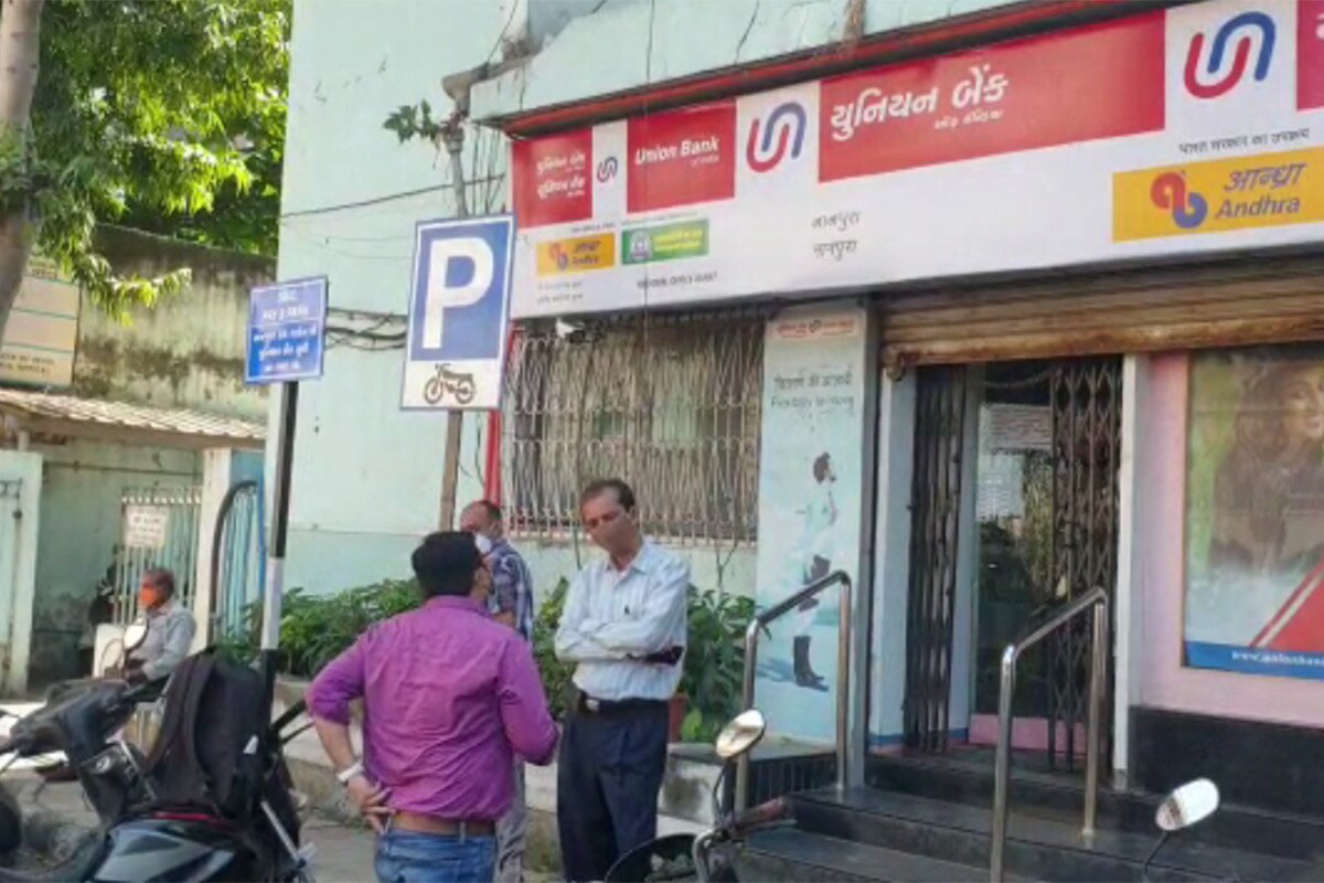 ગતરોજ સુરતની ICICI બેંકમાં સાત કેસ, બેંક ઑફ બરોડામાં છ પોઝિટિવ કેસ આવ્યા હતા. જ્યારે પીપલ્સ કો. ઓપરેટિવ બેંકની શાખામાંથી એક સપ્તાહમાં 20 પોઝિટિવ કેસ આવ્યા છે. આ ખરેખર ચિંતાનો વિષય છે. ગતરોજ સુરતની ICICI બેંકમાં સાત કેસ, બેંક ઑફ બરોડામાં છ પોઝિટિવ કેસ આવ્યા હતા. જ્યારે પીપલ્સ કો. ઓપરેટિવ બેંકની શાખામાંથી એક સપ્તાહમાં 20 પોઝિટિવ કેસ આવ્યા છે. આ ખરેખર ચિંતાનો વિષય છે.
