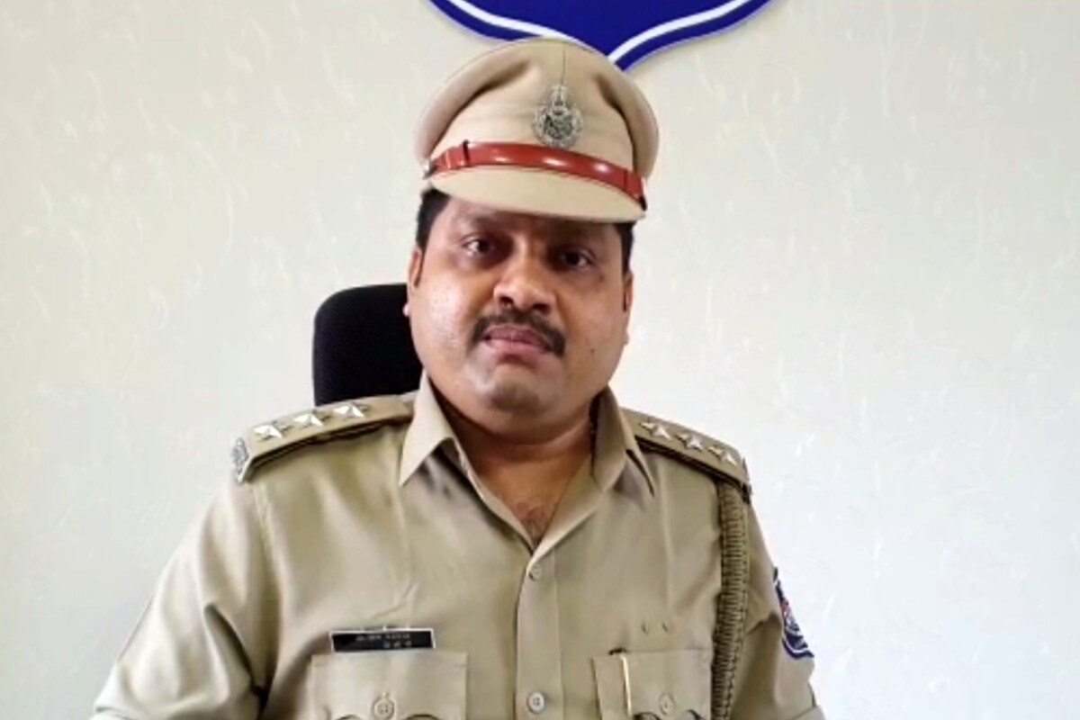 આ મામલે એસીપી પરમારે જણાવ્યું કે ગઈકાલે રાત્રે ઉઘના રોડ નં 6 પર મારામારીનો બનાવ બન્યો હતો. જેમાં લીંબાયતના દયાવાન ઉર્ફે મંટી, ગોપાલ ઉર્ફે રાવણ, હેમંત માળી સાથે 4 શખ્સો પસાર થઈ ગયા હતા ત્યારે સુલતાન નામના શખ્સ સાથે અગાઉની અદાવતમાં તેને જોઈ જતા હુમલો કરવાનો પ્રયાસ કર્યો હતો. પરંતુ સુલતાન ત્યાથી ભાગી જતા તેની સાથે રહેલા રાહુલને ચપ્પુના ઘા મારી ઇજાઓ પહોંચાડી હતી તેની હત્યાનો પ્રયાસ કર્યો હતો' આ મામલે એસીપી પરમારે જણાવ્યું કે ગઈકાલે રાત્રે ઉઘના રોડ નં 6 પર મારામારીનો બનાવ બન્યો હતો. જેમાં લીંબાયતના દયાવાન ઉર્ફે મંટી, ગોપાલ ઉર્ફે રાવણ, હેમંત માળી સાથે 4 શખ્સો પસાર થઈ ગયા હતા ત્યારે સુલતાન નામના શખ્સ સાથે અગાઉની અદાવતમાં તેને જોઈ જતા હુમલો કરવાનો પ્રયાસ કર્યો હતો. પરંતુ સુલતાન ત્યાથી ભાગી જતા તેની સાથે રહેલા રાહુલને ચપ્પુના ઘા મારી ઇજાઓ પહોંચાડી હતી તેની હત્યાનો પ્રયાસ કર્યો હતો'