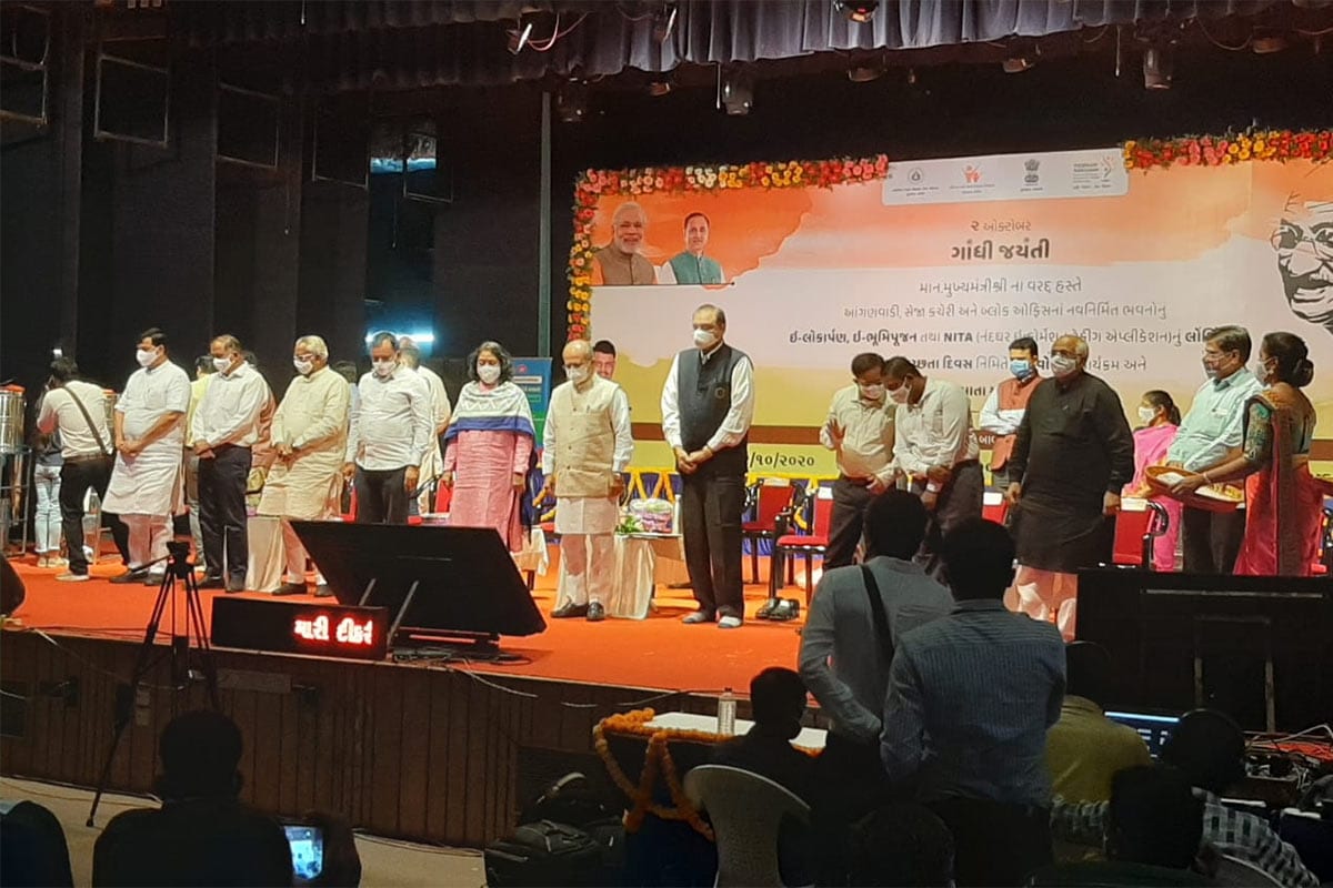 આ પ્રસંગે ઉપસ્થિત શિક્ષણ મંત્રી ભુપેન્દ્રસિંહ ચુડાસમાએ જણાવ્યું હતું કે, આ દેશમાં મહાપુરુષો વિચારો મૂકીને ગયા છે. ગાંધી વિચાર આજે પણ પ્રસ્તુત છે. લોકોની વિચારસરણી સમયના હિસાબે બદલાઈ પણ ગાંધી વિચાર આજે અકબંધ છે. 2014માં વડાપ્રધાન મોદીએ સ્વચ્છ ભારતની વાત કરી હતી પરંતુ છીછરા લોકોએ તેમની ટીકા કરી હતી. આજે બધાને તેમની વાતની મહત્તા સમજાઈ ગઈ છે. આજે કોરોનાના સમયમાં લોકો માસ્ક અને સેનિટાઈઝરનો ઉપયોગ કરી રહ્યા છે તેમજ ગાંધી અને મોદીને યાદ કરે છે. આ પ્રસંગે ઉપસ્થિત શિક્ષણ મંત્રી ભુપેન્દ્રસિંહ ચુડાસમાએ જણાવ્યું હતું કે, આ દેશમાં મહાપુરુષો વિચારો મૂકીને ગયા છે. ગાંધી વિચાર આજે પણ પ્રસ્તુત છે. લોકોની વિચારસરણી સમયના હિસાબે બદલાઈ પણ ગાંધી વિચાર આજે અકબંધ છે. 2014માં વડાપ્રધાન મોદીએ સ્વચ્છ ભારતની વાત કરી હતી પરંતુ છીછરા લોકોએ તેમની ટીકા કરી હતી. આજે બધાને તેમની વાતની મહત્તા સમજાઈ ગઈ છે. આજે કોરોનાના સમયમાં લોકો માસ્ક અને સેનિટાઈઝરનો ઉપયોગ કરી રહ્યા છે તેમજ ગાંધી અને મોદીને યાદ કરે છે.
