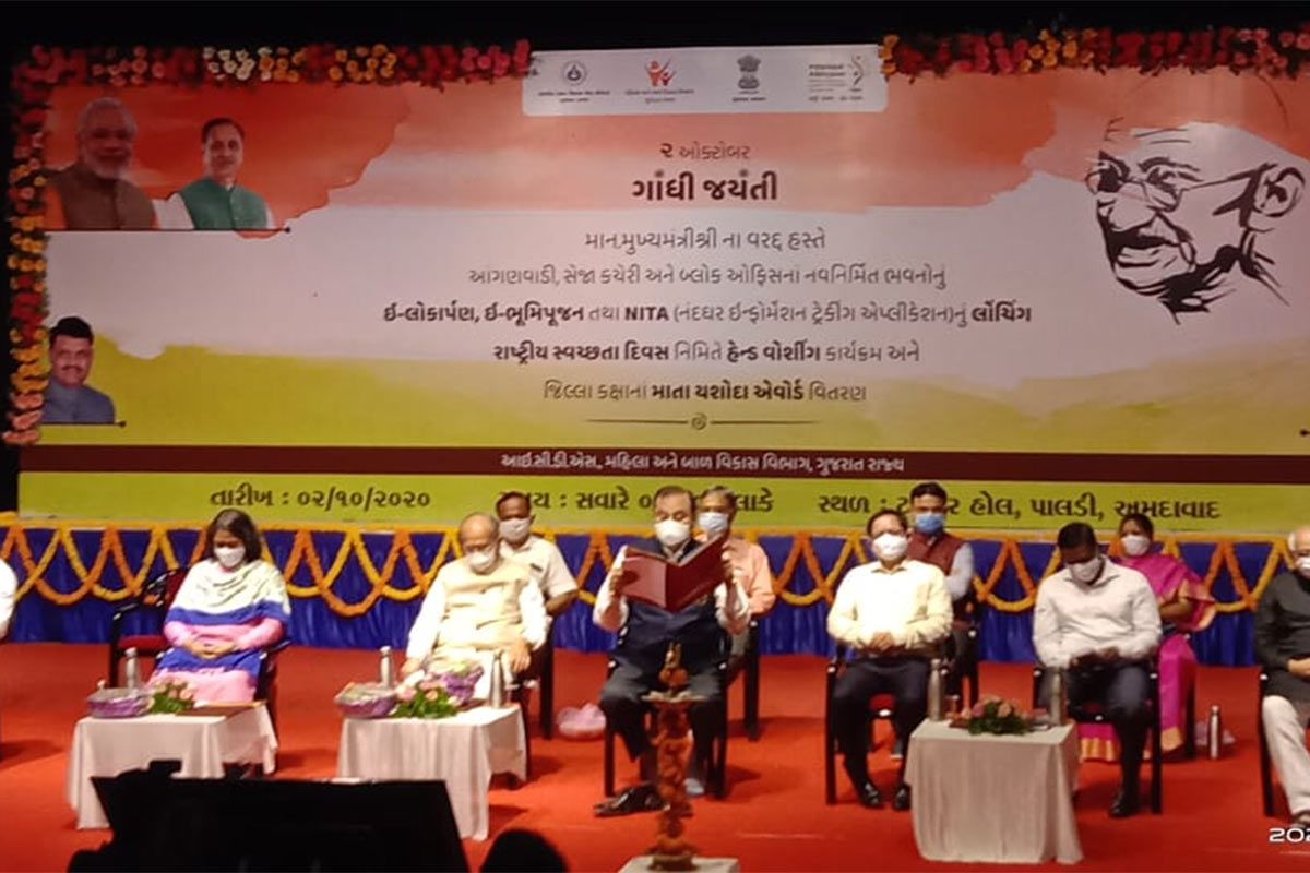 વિભુ પટેલ, અમદાવાદ: દેશના વડાપ્રધાન નરેન્દ્રભાઇ મોદી (PM Narendra Modi)ના સ્વસ્થ ભારતના સંકલ્પને સાકાર કરવા માટે ગુજરાત સરકારે મક્કમ નિર્ધાર કરીને સમયબદ્ધ આયોજન કરીને દેશને રાહ ચીધ્યો છે. પૂજ્ય મહાત્મા ગાંધીજીના જન્મદિન (Gandhi Jayanti) તેમજ રાષ્ટ્રીય સ્વસ્થતા દિવસે (National Swachhta Day)ગુજરાતની પાંચ લાખથી વધુ મહિલાઓ એક સાથે હેન્ડવોશનો પ્રયોગ કરીને સ્વચ્છતાના સંકલ્પને સાકાર કરવાનો સંકલ્પ કર્યો છે. વિભુ પટેલ, અમદાવાદ: દેશના વડાપ્રધાન નરેન્દ્રભાઇ મોદી (PM Narendra Modi)ના સ્વસ્થ ભારતના સંકલ્પને સાકાર કરવા માટે ગુજરાત સરકારે મક્કમ નિર્ધાર કરીને સમયબદ્ધ આયોજન કરીને દેશને રાહ ચીધ્યો છે. પૂજ્ય મહાત્મા ગાંધીજીના જન્મદિન (Gandhi Jayanti) તેમજ રાષ્ટ્રીય સ્વસ્થતા દિવસે (National Swachhta Day)ગુજરાતની પાંચ લાખથી વધુ મહિલાઓ એક સાથે હેન્ડવોશનો પ્રયોગ કરીને સ્વચ્છતાના સંકલ્પને સાકાર કરવાનો સંકલ્પ કર્યો છે.