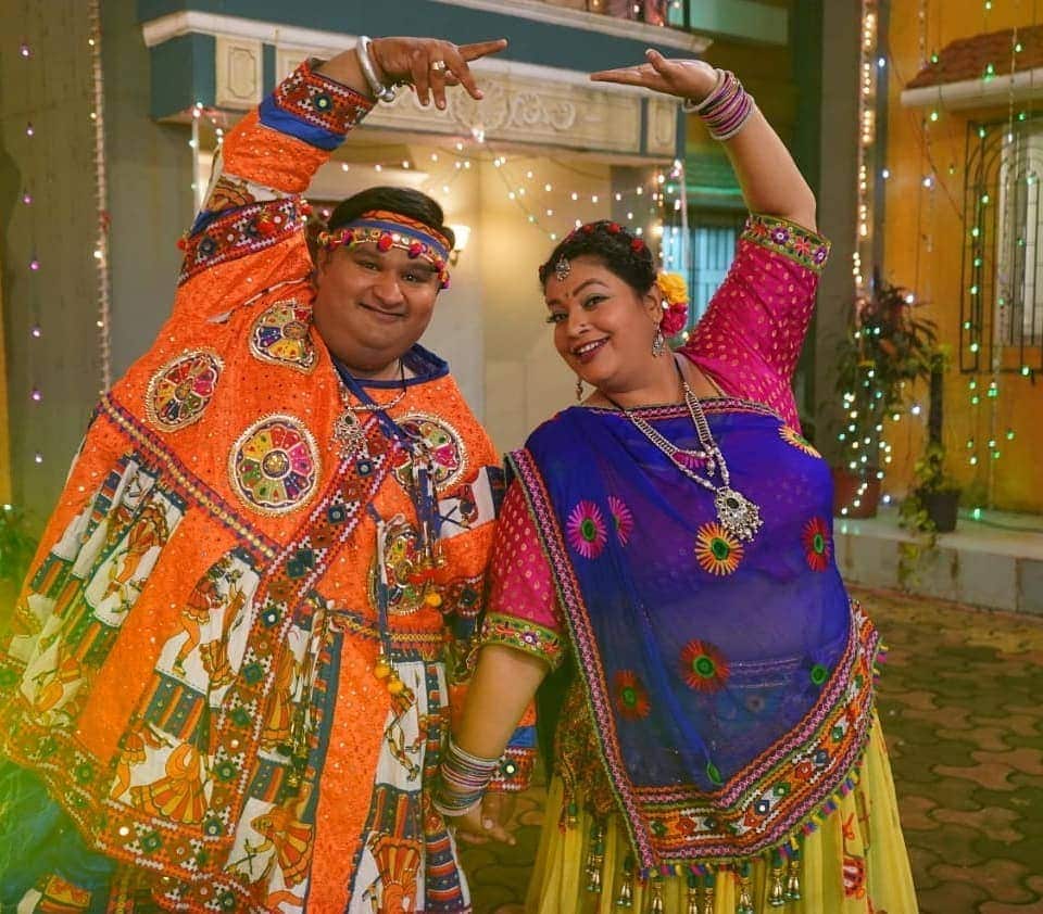 દર વર્ષની જેમ તારક મહેતા કા ઉલ્ટા ચશ્મા શૉમાં નવરાત્રીના ઉત્સવને ધૂમ-ધામથી ઉજવવામાં આવે છે. પરંતુ આ વર્ષે જેયારે કોરોનાએ બધાને ઘરની અંદક કેદ રાખ્યા છે, એવામાં આવી સ્થિતિમાં ધમાલમસ્તી અને આનંદ જોવા મળશે કે નહીં, ફૅન્સના દિલમાં આ સૌથી મોટો સવાલ છે. ત્યારે શોના કલાકારોએ પોતાના ઇન્સ્ટાગ્રામ અકાઉન્ટ પર નવરાત્રીની ઝલક મુકી છે. બધાએ પોતાના સોશિયલ અકાઉન્ટમાં નવરાત્રી માટે સજીને ફોટા શેર કર્યા છે. જેનાથી દર્શકો પણ ઘણાં એક્સાઇટેડ થયા છે. (Photo Credit- @hasmukhi/Instagram) દર વર્ષની જેમ તારક મહેતા કા ઉલ્ટા ચશ્મા શૉમાં નવરાત્રીના ઉત્સવને ધૂમ-ધામથી ઉજવવામાં આવે છે. પરંતુ આ વર્ષે જેયારે કોરોનાએ બધાને ઘરની અંદક કેદ રાખ્યા છે, એવામાં આવી સ્થિતિમાં ધમાલમસ્તી અને આનંદ જોવા મળશે કે નહીં, ફૅન્સના દિલમાં આ સૌથી મોટો સવાલ છે. ત્યારે શોના કલાકારોએ પોતાના ઇન્સ્ટાગ્રામ અકાઉન્ટ પર નવરાત્રીની ઝલક મુકી છે. બધાએ પોતાના સોશિયલ અકાઉન્ટમાં નવરાત્રી માટે સજીને ફોટા શેર કર્યા છે. જેનાથી દર્શકો પણ ઘણાં એક્સાઇટેડ થયા છે. (Photo Credit- @hasmukhi/Instagram)