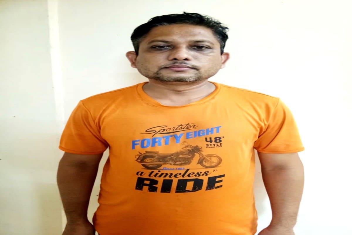 સરકાર દ્વારા સરકારી કર્મચારી લાંચ લેતા હોય છે ત્યારે આવા લાંચ માંગતા સરકારી કર્મચારી વિરુદ્ધ સતત ફરિયાદ આવી રહૈ છે ત્યારે ગતરોજ તાપી જિલ્લા માં 10 લાખ ની લાહ મામલે બે અધિકારી ધરપકડ કરવામાં આવી છે તાપી જિલ્લાની ટ્રસ્ટ સંચાલિત વિદ્યાલયમાં જિલ્લા પ્રાથમિક શિક્ષણ અધિકારી અને ઇન્ચાર્જ જિલ્લા શિક્ષણ અધિકારી ભરતભાઇ મંગળભાઇ પટેલ આકસ્મિક મુલાકાત લઇ ઇન્સ્પેકશનમાં મુદ્દાઓની પુર્તતા માટે શાળાને નોટિસ આપી હતી. સરકાર દ્વારા સરકારી કર્મચારી લાંચ લેતા હોય છે ત્યારે આવા લાંચ માંગતા સરકારી કર્મચારી વિરુદ્ધ સતત ફરિયાદ આવી રહૈ છે ત્યારે ગતરોજ તાપી જિલ્લા માં 10 લાખ ની લાહ મામલે બે અધિકારી ધરપકડ કરવામાં આવી છે તાપી જિલ્લાની ટ્રસ્ટ સંચાલિત વિદ્યાલયમાં જિલ્લા પ્રાથમિક શિક્ષણ અધિકારી અને ઇન્ચાર્જ જિલ્લા શિક્ષણ અધિકારી ભરતભાઇ મંગળભાઇ પટેલ આકસ્મિક મુલાકાત લઇ ઇન્સ્પેકશનમાં મુદ્દાઓની પુર્તતા માટે શાળાને નોટિસ આપી હતી.