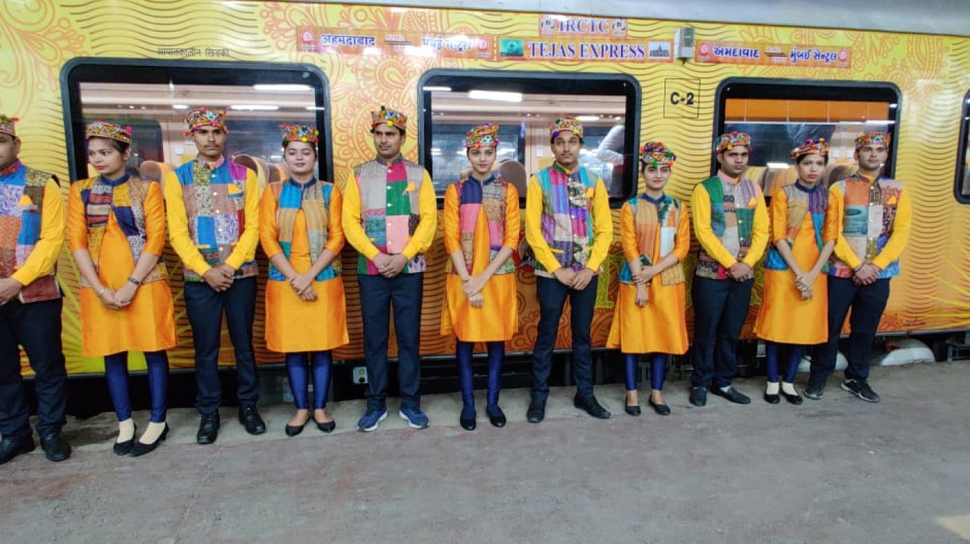 જેના માટે જરૂરી વ્યવસ્થા કરવામાં આવી છે. નિયમ અનુસાર અઢાર મહિના પુરા થયા બાદ અથવા છ લાખ કિલોમીટર દોડયા બાદ T-18 રૈકની ઓવર હોલિંગ જરૂરી છે, પરંતુ આ પ્રક્રિયા હજુ સુધી પૂરી કરવામાં આવી નહોતી. વર્ષ 2019માં પ્રધાનમંત્રી નરેન્દ્ર મોદીએ સંસદીય ક્ષેત્ર વારાણસી માટે વંદે ભારત એક્સપ્રેસને લીલી ઝંડી આપી હતી. આ મેડ ઇન ઇન્ડિયા ટ્રેન નવી દિલ્હી અને વારાણસીનું અંતર આઠ કલાકમાં કાપે છે. સોમવાર અને ગુરૂવાર સિવાય સપ્તાહમાં આ ટ્રેન પાંચ દિવસ દોડે છે. જેના માટે જરૂરી વ્યવસ્થા કરવામાં આવી છે. નિયમ અનુસાર અઢાર મહિના પુરા થયા બાદ અથવા છ લાખ કિલોમીટર દોડયા બાદ T-18 રૈકની ઓવર હોલિંગ જરૂરી છે, પરંતુ આ પ્રક્રિયા હજુ સુધી પૂરી કરવામાં આવી નહોતી. વર્ષ 2019માં પ્રધાનમંત્રી નરેન્દ્ર મોદીએ સંસદીય ક્ષેત્ર વારાણસી માટે વંદે ભારત એક્સપ્રેસને લીલી ઝંડી આપી હતી. આ મેડ ઇન ઇન્ડિયા ટ્રેન નવી દિલ્હી અને વારાણસીનું અંતર આઠ કલાકમાં કાપે છે. સોમવાર અને ગુરૂવાર સિવાય સપ્તાહમાં આ ટ્રેન પાંચ દિવસ દોડે છે.