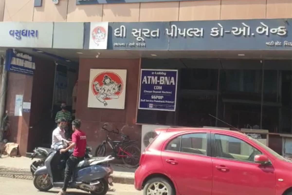 સુરતની બેંકો પર પણ તપાસ કરતા જણાવા મળ્યું હતું કે, ઓછું ભણેલા લોકો, ટેક્નોલોજીનો ઉપયોગ ન કરનારા લોકો લાઇનોમાં વધારે જોવા મળે છે. જેઓ સ્માર્ટફોન નથી વાપરત તેવા લોકો પણ બેંકોમાં જોવા મળે છે. સાથે સાથે જેમને ઓનલાઇન ફેસિલિટી પર વિશ્વસ નથી તેઓ પણ બેંક સુધી ધક્કા ખાઇ છે. આ કારણે બેંકના કર્મચારીઓ ભોગ બની રહ્યા છે. સુરતની બેંકો પર પણ તપાસ કરતા જણાવા મળ્યું હતું કે, ઓછું ભણેલા લોકો, ટેક્નોલોજીનો ઉપયોગ ન કરનારા લોકો લાઇનોમાં વધારે જોવા મળે છે. જેઓ સ્માર્ટફોન નથી વાપરત તેવા લોકો પણ બેંકોમાં જોવા મળે છે. સાથે સાથે જેમને ઓનલાઇન ફેસિલિટી પર વિશ્વસ નથી તેઓ પણ બેંક સુધી ધક્કા ખાઇ છે. આ કારણે બેંકના કર્મચારીઓ ભોગ બની રહ્યા છે.