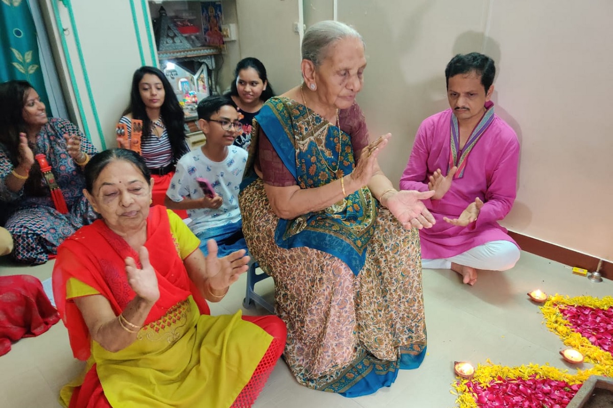  દીપિકા ખુમાણ, અમદાવાદઃ કોરોના વાયરસને (coronavirus) કારણે આ વર્ષે  નવરાત્રીમાં (Navratri 2020) મેળવડા નથી. સરકારી ગાઈડ લાઈનને (coronavirus Guideline) ધ્યાન પર રાખીને લોકો પણ જાન હે તો જહાન હેના સૂત્રને અપનાવ્યું છે. જેને લઇને અમદાવાદીઓએ પોતાના ઘર પરિવારમાં તમામ તકેદારી સાથે ગરબા (Garba) રમવાનું નક્કી કર્યું છે.