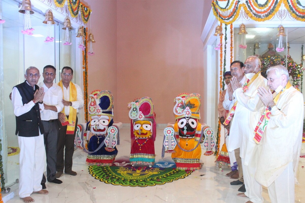 100 કરોડના મંદિર નિર્માણ ભાગરુપે ઓડિસાના જગન્નાથ પુરી (Odisha Jagannath Puri)માં ભગવાન જગન્નાથ, બહેન સુભદ્રાજી અને ભાઈ બલરામજીની મૂર્તિનું નિર્માણ સંપન્ન થયું છે. જે મૂર્તિઓનું જગન્નાથ મંદિર પુરીમાં પુજન અર્ચન થયું ત્યાર બાદ જગન્નાથ મંદિર અમદાવાદ ખાતે પણ પુજન થયું છે. જ્યારે હાલમાં આ ત્રણેય મૂર્તિઓને વિશ્વ ઉમિયાધામ જાસપુર અમદાવાદ ખાતે પૂજા અર્ચન અને દર્શનાર્થે રાખવામાં આવી છે. 100 કરોડના મંદિર નિર્માણ ભાગરુપે ઓડિસાના જગન્નાથ પુરી (Odisha Jagannath Puri)માં ભગવાન જગન્નાથ, બહેન સુભદ્રાજી અને ભાઈ બલરામજીની મૂર્તિનું નિર્માણ સંપન્ન થયું છે. જે મૂર્તિઓનું જગન્નાથ મંદિર પુરીમાં પુજન અર્ચન થયું ત્યાર બાદ જગન્નાથ મંદિર અમદાવાદ ખાતે પણ પુજન થયું છે. જ્યારે હાલમાં આ ત્રણેય મૂર્તિઓને વિશ્વ ઉમિયાધામ જાસપુર અમદાવાદ ખાતે પૂજા અર્ચન અને દર્શનાર્થે રાખવામાં આવી છે.