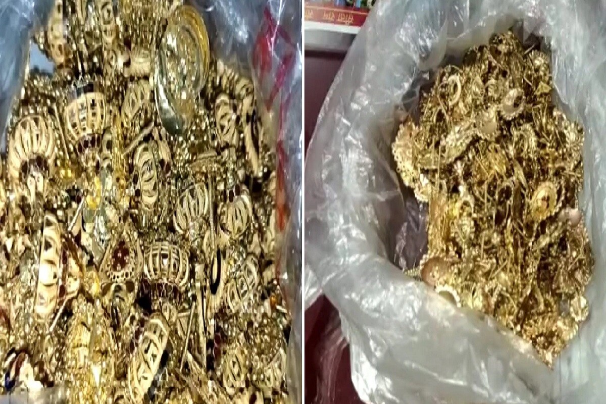 મુગલસરાયઃ ઉત્તર પ્રદેશના (Uttar Pradesh) મુગલસરાય સ્થિત પંડિત દિનદયાલ ઉપાધ્યાય જંક્શન (Pandit Dindayal Upadhyay Junction) ઉપર જીઆરપી અને આરીપીએફના એક સંયુક્ત કાર્યવાહીમાં ચેકિંગ દરમિયાન બે કિલો ગોલ્ડ જ્વેલરી (Gold Jewelry) જપ્ત કરી હતી. આની કિંમત આશરે બે કરોડ ગણાવવામાં આવી રહી છે. પોલીસની ટીમે બંને સગા ભાઈઓની (two brothers arrested) ધરપકડ કરી હતી. મુગલસરાયઃ ઉત્તર પ્રદેશના (Uttar Pradesh) મુગલસરાય સ્થિત પંડિત દિનદયાલ ઉપાધ્યાય જંક્શન (Pandit Dindayal Upadhyay Junction) ઉપર જીઆરપી અને આરીપીએફના એક સંયુક્ત કાર્યવાહીમાં ચેકિંગ દરમિયાન બે કિલો ગોલ્ડ જ્વેલરી (Gold Jewelry) જપ્ત કરી હતી. આની કિંમત આશરે બે કરોડ ગણાવવામાં આવી રહી છે. પોલીસની ટીમે બંને સગા ભાઈઓની (two brothers arrested) ધરપકડ કરી હતી.