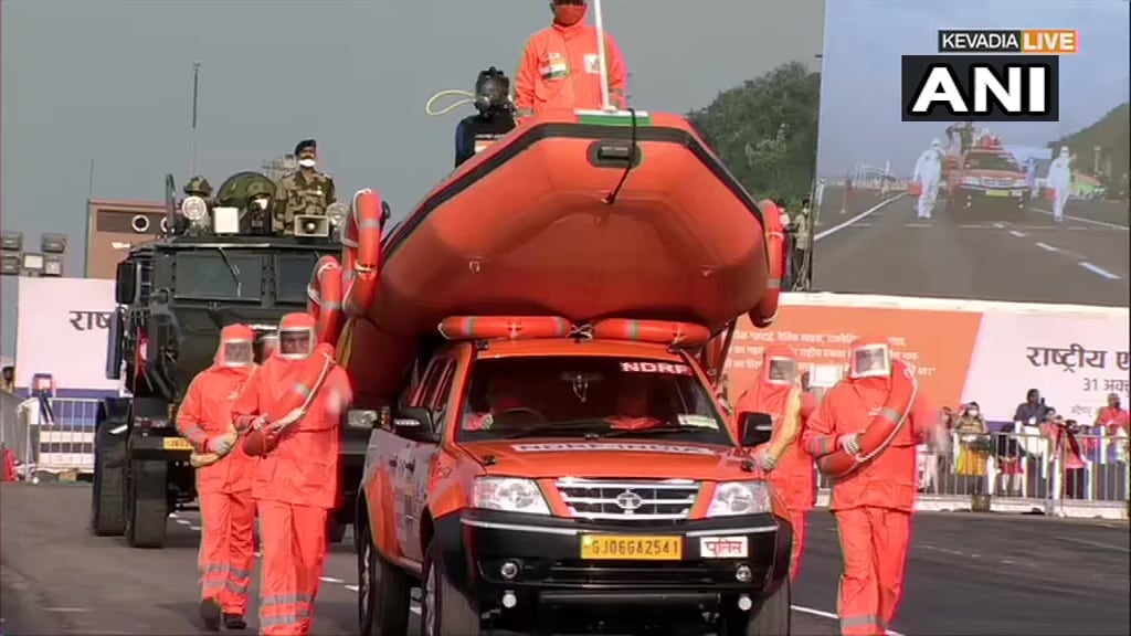 BSF સાથે આ પરેડમાં CRPF,BSF,NSG,NDRF,ગુજરાત પોલીસ અને અન્ય સુરક્ષા દળો પણ જોડાયા હતા. 31 ઓક્ટોબરે દેશના નાગરિકો સુરક્ષા દળોની એકતા પરેડ વિવિધ માધ્યમો થકી લાઈવ નિહાળવામાં આવી હતી. BSF સાથે આ પરેડમાં CRPF,BSF,NSG,NDRF,ગુજરાત પોલીસ અને અન્ય સુરક્ષા દળો પણ જોડાયા હતા. 31 ઓક્ટોબરે દેશના નાગરિકો સુરક્ષા દળોની એકતા પરેડ વિવિધ માધ્યમો થકી લાઈવ નિહાળવામાં આવી હતી.