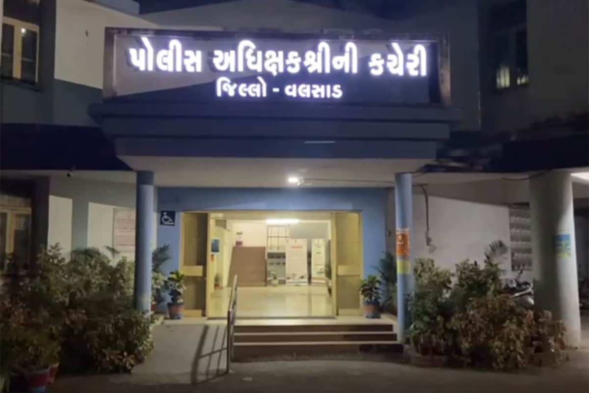 રોડ માર્ગે અનેક જગ્યાએ ચેકપોસ્ટ અને ચુસ્ત બંદોબસ્ત અને ચેકિંગ હોવાથી બુટલેગરો હવે દારૂની ઘૂસણખોરી માટે નવા કીમિયા અજમાવે છે. જેના ભાગરૂપે હવે બુટલેગરોએ વિદેશી દારૂની ઘુસણખોરી દરિયાઈ માર્ગે કરવાની શરૂઆત કરી છે. વલસાડ એલસીબી પોલીસને મળેલી એક બાતમી બાદ પોલીસે દરિયાકિનારે આવેલા ભદેલી જગાલાલા ગામના દરિયા કિનારે 2.71 લાખ રૂપિયાના કિંમતના વિદેશી દારૂની 3,600થી વધુ બોટલો જથ્થો ઝડપી પાડ્યો છે. સાથે જ પોલીસે દરિયાઈ માર્ગે દારૂની હેરાફેરી કરતા એક બુટલેગરને પણ ઝડપી પાડયો છે. જ્યારે પાંચ આરોપીઓ ભાગી છૂટવામાં સફળ રહ્યા હતા. રોડ માર્ગે અનેક જગ્યાએ ચેકપોસ્ટ અને ચુસ્ત બંદોબસ્ત અને ચેકિંગ હોવાથી બુટલેગરો હવે દારૂની ઘૂસણખોરી માટે નવા કીમિયા અજમાવે છે. જેના ભાગરૂપે હવે બુટલેગરોએ વિદેશી દારૂની ઘુસણખોરી દરિયાઈ માર્ગે કરવાની શરૂઆત કરી છે. વલસાડ એલસીબી પોલીસને મળેલી એક બાતમી બાદ પોલીસે દરિયાકિનારે આવેલા ભદેલી જગાલાલા ગામના દરિયા કિનારે 2.71 લાખ રૂપિયાના કિંમતના વિદેશી દારૂની 3,600થી વધુ બોટલો જથ્થો ઝડપી પાડ્યો છે. સાથે જ પોલીસે દરિયાઈ માર્ગે દારૂની હેરાફેરી કરતા એક બુટલેગરને પણ ઝડપી પાડયો છે. જ્યારે પાંચ આરોપીઓ ભાગી છૂટવામાં સફળ રહ્યા હતા.