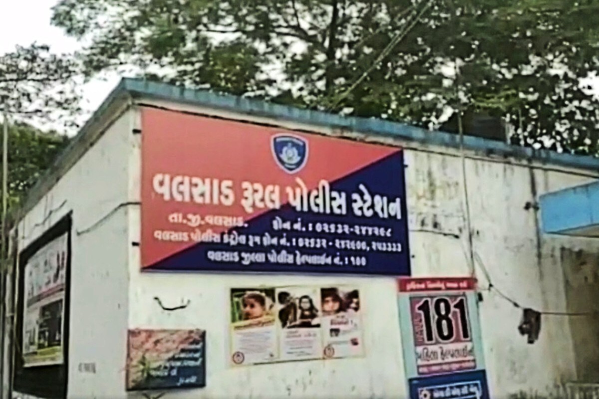 જો કે પોલીસની સતર્કતાને કારણે બુટલેગરો અવનવી તરકીબો અજમાવી અને વિદેશી દારૂની હેરાફેરી કરવાના પ્રયાસ કરે છે.પરંતુ પોલીસ પણ બુટલેગરો થી જાણે એક કદમ આગળ હોય તેમ બુટલેગરોની આવી અજીબ તરકીબો ને પણ ઝડપી પાડે છે.આ વખતે પણ પોલીસે પ્લાસ્ટિકના દાણા ની થેલીઓ ની આડમાં વિદેશી દારૂના હેરાફેરી ના નેટવર્કને નો પર્દાફાશ કરી અને બે આરોપીની ધરપકડ કરી તેમના વિરુદ્ધ કાયદેસરની કાર્યવાહી હાથ ધરી છે. જો કે પોલીસની સતર્કતાને કારણે બુટલેગરો અવનવી તરકીબો અજમાવી અને વિદેશી દારૂની હેરાફેરી કરવાના પ્રયાસ કરે છે.પરંતુ પોલીસ પણ બુટલેગરો થી જાણે એક કદમ આગળ હોય તેમ બુટલેગરોની આવી અજીબ તરકીબો ને પણ ઝડપી પાડે છે.આ વખતે પણ પોલીસે પ્લાસ્ટિકના દાણા ની થેલીઓ ની આડમાં વિદેશી દારૂના હેરાફેરી ના નેટવર્કને નો પર્દાફાશ કરી અને બે આરોપીની ધરપકડ કરી તેમના વિરુદ્ધ કાયદેસરની કાર્યવાહી હાથ ધરી છે.