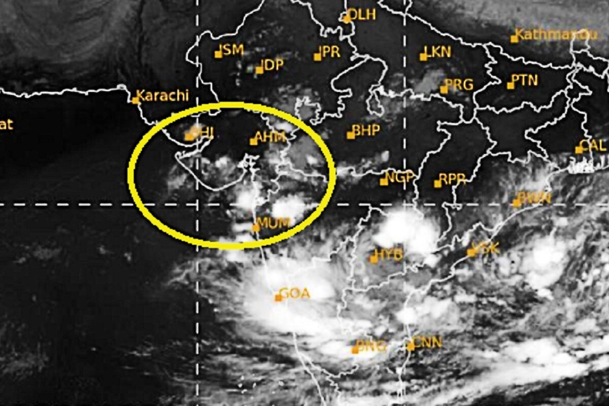 ગીતા મહેતા, ગાંધીનગર : આગામી બે દિવસમાં મધ્ય ગુજરાત, દક્ષિણ ગુજરાત અને સૌરાષ્ટ્રના કેટલાંક ભાગોમાં સામાન્યથી હળવા વરસાદ તેમજ ત્યાર બાદના દિવસોમાં નહિવત વરસાદની સંભાવના હવામાન વિભાગે વ્યક્ત કરી છે. આજે ગાંધીનગર ખાતે યોજાયેલા વેધર વોચ ગૃપના વેબીનાર બાદ રાહત કમિશનર અને અધિક સચિવહર્ષદ પટેલે આ અંગે માહિતી આપી હતી. ગીતા મહેતા, ગાંધીનગર : આગામી બે દિવસમાં મધ્ય ગુજરાત, દક્ષિણ ગુજરાત અને સૌરાષ્ટ્રના કેટલાંક ભાગોમાં સામાન્યથી હળવા વરસાદ તેમજ ત્યાર બાદના દિવસોમાં નહિવત વરસાદની સંભાવના હવામાન વિભાગે વ્યક્ત કરી છે. આજે ગાંધીનગર ખાતે યોજાયેલા વેધર વોચ ગૃપના વેબીનાર બાદ રાહત કમિશનર અને અધિક સચિવહર્ષદ પટેલે આ અંગે માહિતી આપી હતી.