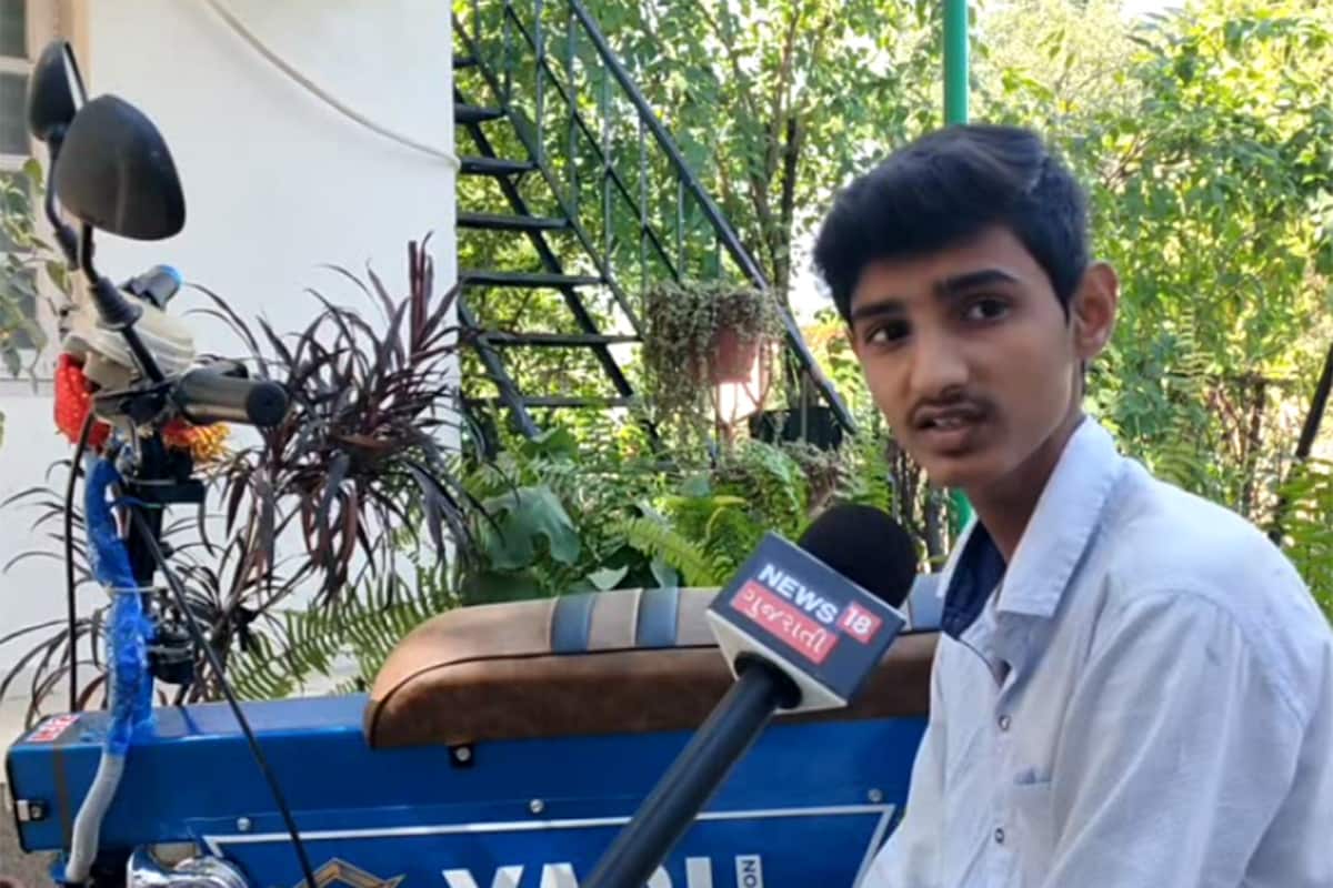 લૉકડાઉન દરમિયાન યશે મિની ઇલેક્ટ્રિક બાઇક બનાવવાના માટે એક એક વસ્તુ એકઠા કર્યા હતા અને ઘરે જ મિની ઇલેક્ટ્રિક બાઇક બનાવ્યું હતું. યશના ઇલેક્ટ્રિક બાઇકમાં ઇન્ડિકેટર, કરન્ટ લાઈટ, હોર્ન પણ છે. આ બાઇકની સ્પીડ કેટલી છે? બાઇકમાં કેટલું બેટરી બેકઅપ છે? તે માટે સ્પીડો મીટર અને બેટરી મીટર પણ ફિટ કરવામાં આવ્યા છે. લૉકડાઉન દરમિયાન યશે મિની ઇલેક્ટ્રિક બાઇક બનાવવાના માટે એક એક વસ્તુ એકઠા કર્યા હતા અને ઘરે જ મિની ઇલેક્ટ્રિક બાઇક બનાવ્યું હતું. યશના ઇલેક્ટ્રિક બાઇકમાં ઇન્ડિકેટર, કરન્ટ લાઈટ, હોર્ન પણ છે. આ બાઇકની સ્પીડ કેટલી છે? બાઇકમાં કેટલું બેટરી બેકઅપ છે? તે માટે સ્પીડો મીટર અને બેટરી મીટર પણ ફિટ કરવામાં આવ્યા છે.