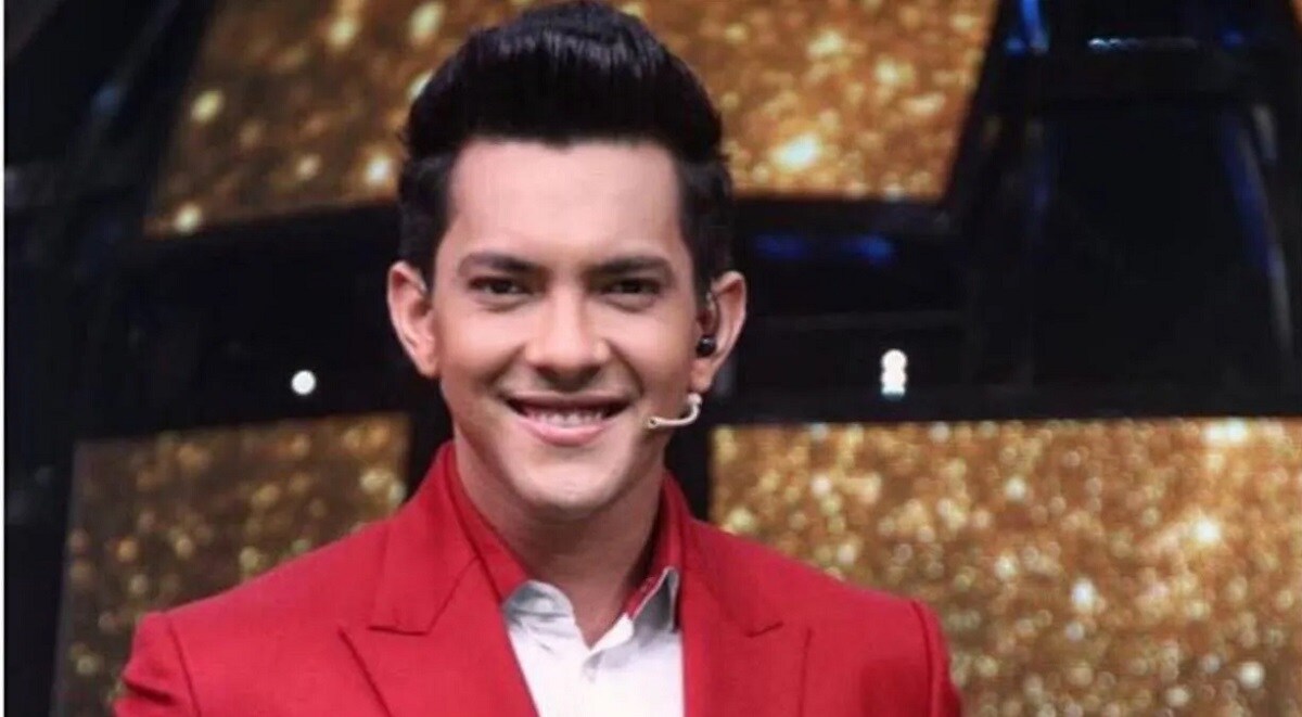 આદિત્ય નારાયણ (Aditya Narayan)એ વધુમાં જણાવ્યું કે, હું બિલિયોનેર નથી, હવે મારી પાસે સેવિંગનાં નામે અકાઉન્ટમાં ફક્ત 18 હજાર રૂપિયા જ બચ્યા છે. તેથી મે ઓક્ટોબરમાં જ કામ કરવાનું શરૂ ન કર્યું તો મારી પાસે જરાં પણ રૂપિયા નહીં બચે. મારે મારી બાઇક વેચવી પડી શકે છે. ' આદિત્ય નારાયણ (Aditya Narayan)એ વધુમાં જણાવ્યું કે, હું બિલિયોનેર નથી, હવે મારી પાસે સેવિંગનાં નામે અકાઉન્ટમાં ફક્ત 18 હજાર રૂપિયા જ બચ્યા છે. તેથી મે ઓક્ટોબરમાં જ કામ કરવાનું શરૂ ન કર્યું તો મારી પાસે જરાં પણ રૂપિયા નહીં બચે. મારે મારી બાઇક વેચવી પડી શકે છે. '