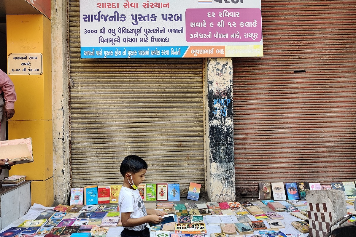 હર્મેશ સુખડિયા, અમદાવાદ: વાંચન કદી વિસરાતું નથી આ વાત ને ખાડીયા જમાલપુરના પૂર્વ ધારાસભ્ય ભૂષણ ભટ્ટે સાર્થક કરી છે. દર રવિવારે ભૂષણ ભટ્ટ પુસ્તકની પરબ ચલાવે છે. તેમના પિતા સ્વ. અશોક ભટ્ટના જે પુસ્તકો હતા તે આ પરબ માં મુકવામાં આવ્યા અને દર શનિવારે લોકોને આમંત્રણ પણ આપે છે. વાંચન બાબતે આજે વડાપ્રધાન નરેન્દ્ર મોદીએ પણ પોતાની મન કી બાતમાં ભાર મુક્યો હતો. હર્મેશ સુખડિયા, અમદાવાદ: વાંચન કદી વિસરાતું નથી આ વાત ને ખાડીયા જમાલપુરના પૂર્વ ધારાસભ્ય ભૂષણ ભટ્ટે સાર્થક કરી છે. દર રવિવારે ભૂષણ ભટ્ટ પુસ્તકની પરબ ચલાવે છે. તેમના પિતા સ્વ. અશોક ભટ્ટના જે પુસ્તકો હતા તે આ પરબ માં મુકવામાં આવ્યા અને દર શનિવારે લોકોને આમંત્રણ પણ આપે છે. વાંચન બાબતે આજે વડાપ્રધાન નરેન્દ્ર મોદીએ પણ પોતાની મન કી બાતમાં ભાર મુક્યો હતો.
