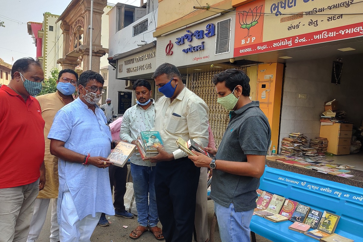 આજે વડાપ્રધાન નરેન્દ્ર મોદીએ પોતાની મન કી બાત ના ભાષણમાં વાંચન કેટલું જરૂરી છે તે વાત પર ભાર મુક્યો હતો. તેઓ જ્યારે ગુજરાત ના મુખ્યમંત્રી હતા ત્યારે પણ વાંચે ગુજરાત કેમ્પઈન શરૂ કર્યું હતું. આજે તેઓ વડાપ્રધાન છે ત્યારે પણ તેઓ આ વાત ભૂલ્યા નથી. આજે વડાપ્રધાન નરેન્દ્ર મોદીએ પોતાની મન કી બાત ના ભાષણમાં વાંચન કેટલું જરૂરી છે તે વાત પર ભાર મુક્યો હતો. તેઓ જ્યારે ગુજરાત ના મુખ્યમંત્રી હતા ત્યારે પણ વાંચે ગુજરાત કેમ્પઈન શરૂ કર્યું હતું. આજે તેઓ વડાપ્રધાન છે ત્યારે પણ તેઓ આ વાત ભૂલ્યા નથી.