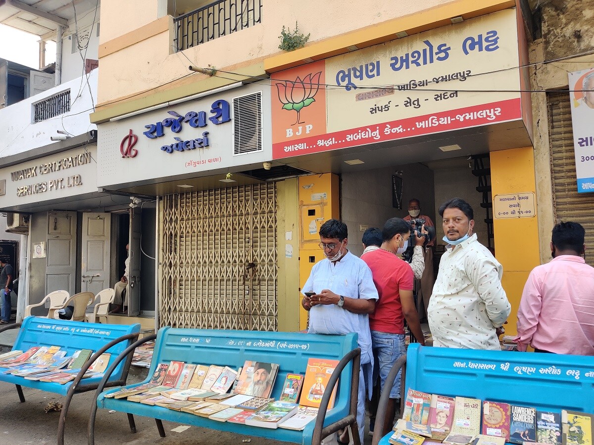 ત્યારે વાંચન તરફ લોકો વધુ વળે તે વિચાર ખાડીયા જમાલપુર વિધાનસભાના પૂર્વ ધારાસભ્ય ભૂષણ ભટ્ટ ને આવ્યો. લોકડાઉન માં લોકો ઘરમાં જ હતા ત્યારે લોકો કેવી રીતે સમય પસાર કરે અને લોકોને શુ ફાયદો કરાવી અપાય તે વિચારથી આ પુસ્તક પરબ શરૂ કરી હતી. ત્રણેક માસથી શરૂ કરેલી આ પરબ બાબતે શનિવારે જ લોકોને પધારવા આમંત્રણ અપાય છે. રવિવારે સવારથી જ આ પરબમાં લોકો આવે છે અને મનગમતું પુસ્તક લઈ જાય છે. ત્યારે વાંચન તરફ લોકો વધુ વળે તે વિચાર ખાડીયા જમાલપુર વિધાનસભાના પૂર્વ ધારાસભ્ય ભૂષણ ભટ્ટ ને આવ્યો. લોકડાઉન માં લોકો ઘરમાં જ હતા ત્યારે લોકો કેવી રીતે સમય પસાર કરે અને લોકોને શુ ફાયદો કરાવી અપાય તે વિચારથી આ પુસ્તક પરબ શરૂ કરી હતી. ત્રણેક માસથી શરૂ કરેલી આ પરબ બાબતે શનિવારે જ લોકોને પધારવા આમંત્રણ અપાય છે. રવિવારે સવારથી જ આ પરબમાં લોકો આવે છે અને મનગમતું પુસ્તક લઈ જાય છે.