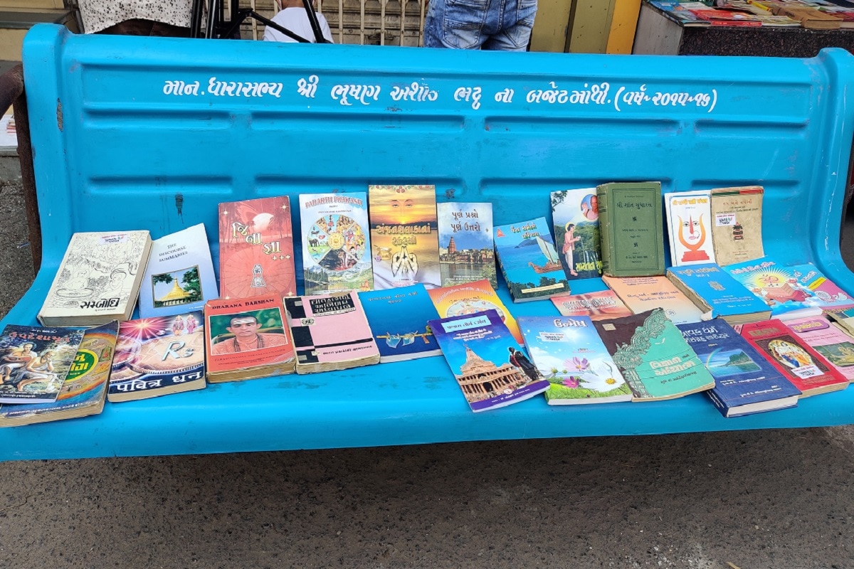 પૂર્વ ધારાસભ્ય ભૂષણ ભટ્ટનું કહેવું છે કે, તેમના પિતા અશોક ભટ્ટ પણ વાંચનમાં ખૂબ આગળ હતા અને શોખીન હતા. તેમના નિધન બાદ બેથી ત્રણ હજાર પુસ્તકો પડયા રહેતા ભૂષણ ભટ્ટે આ પુસ્તકો પરબમાં મૂક્યા છે. અત્યાર સુધી 400થી વધુ લોકો આ પરબનો લાભ લઇ ચૂક્યા છે. દર રવિવારે 9થી 12માં ઓછામાં ઓછા 80 લોકો આવીને પુસ્તક લઈ જાય અને પાછું મૂકી જાય છે. કોઈને પુસ્તક રાખવું હોય તો રાખી પણ લે અને કોઈ પાસે પૂસ્તક પડયા હોય તેઓ આ પરબમાં મૂકીને સેવા પણ આપી શકે છે. પૂર્વ ધારાસભ્ય ભૂષણ ભટ્ટનું કહેવું છે કે, તેમના પિતા અશોક ભટ્ટ પણ વાંચનમાં ખૂબ આગળ હતા અને શોખીન હતા. તેમના નિધન બાદ બેથી ત્રણ હજાર પુસ્તકો પડયા રહેતા ભૂષણ ભટ્ટે આ પુસ્તકો પરબમાં મૂક્યા છે. અત્યાર સુધી 400થી વધુ લોકો આ પરબનો લાભ લઇ ચૂક્યા છે. દર રવિવારે 9થી 12માં ઓછામાં ઓછા 80 લોકો આવીને પુસ્તક લઈ જાય અને પાછું મૂકી જાય છે. કોઈને પુસ્તક રાખવું હોય તો રાખી પણ લે અને કોઈ પાસે પૂસ્તક પડયા હોય તેઓ આ પરબમાં મૂકીને સેવા પણ આપી શકે છે.