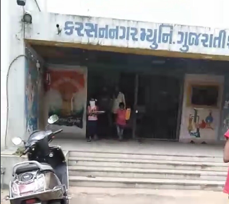 જો આ રીતે બાળકોને બોલાવાય અને બાળક કોરોના સંક્રમિત થશે તો જવાબદાર કોણ? તે સૌથી મોટો સવાલ ઉપસ્થિત થયો છે. કોરોના વાયરસના વધતા જતા કેસને પગલે જ હજુ સુધી શાળાઓ શરૂ કરવી કે નહીં તે નક્કી થઈ શક્યું નથી. આ નક્કી ના થાય ત્યાં સુધી શાળામાં બાળકોને કે વાલીઓને બોલાવવા નહિ તેવો આદેશ પણ થયો છે. પણ શાળાના આચાર્યો અને શિક્ષકો આ આદેશોને ઘોળીને પી ગયા હોય તેવું લાગી રહ્યું છે. બિન્દાસ્ત રીતે શાળાએ બાળકોને બોલાવી પુસ્તક વિતરણ અને એકમ કસોટીના પ્રશ્નપત્રનું વિતરણ કરવામાં આવી રહ્યું હોય તેવા દ્રશ્યો સામે આવ્યા છે. જો આ રીતે બાળકોને બોલાવાય અને બાળક કોરોના સંક્રમિત થશે તો જવાબદાર કોણ? તે સૌથી મોટો સવાલ ઉપસ્થિત થયો છે. કોરોના વાયરસના વધતા જતા કેસને પગલે જ હજુ સુધી શાળાઓ શરૂ કરવી કે નહીં તે નક્કી થઈ શક્યું નથી. આ નક્કી ના થાય ત્યાં સુધી શાળામાં બાળકોને કે વાલીઓને બોલાવવા નહિ તેવો આદેશ પણ થયો છે. પણ શાળાના આચાર્યો અને શિક્ષકો આ આદેશોને ઘોળીને પી ગયા હોય તેવું લાગી રહ્યું છે. બિન્દાસ્ત રીતે શાળાએ બાળકોને બોલાવી પુસ્તક વિતરણ અને એકમ કસોટીના પ્રશ્નપત્રનું વિતરણ કરવામાં આવી રહ્યું હોય તેવા દ્રશ્યો સામે આવ્યા છે.
