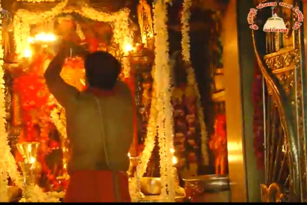 અંબાજી મંદિરમાં નવરાત્રી દરમિયાન ત્રણ આરતી કરવામાં આવશે. જેમાં સવારે મંગળા આરતી, બીજી ઘટ સ્થાપનની આરતી અને ત્રીજી સાયંકાલ આરતી સાંજે 6.30.કલાકે કરવામાં આવશે. આરતી દરમિયાન યાત્રિકોને મંદિરમાં પ્રવેશ અપાશે નહીં. આરતી પૂર્ણ થયા બાદ શ્રદ્ધાળુઓ દર્શનનો લાભ લઇ શકશે. (અંબાજી મંદિર) અંબાજી મંદિરમાં નવરાત્રી દરમિયાન ત્રણ આરતી કરવામાં આવશે. જેમાં સવારે મંગળા આરતી, બીજી ઘટ સ્થાપનની આરતી અને ત્રીજી સાયંકાલ આરતી સાંજે 6.30.કલાકે કરવામાં આવશે. આરતી દરમિયાન યાત્રિકોને મંદિરમાં પ્રવેશ અપાશે નહીં. આરતી પૂર્ણ થયા બાદ શ્રદ્ધાળુઓ દર્શનનો લાભ લઇ શકશે. (અંબાજી મંદિર)