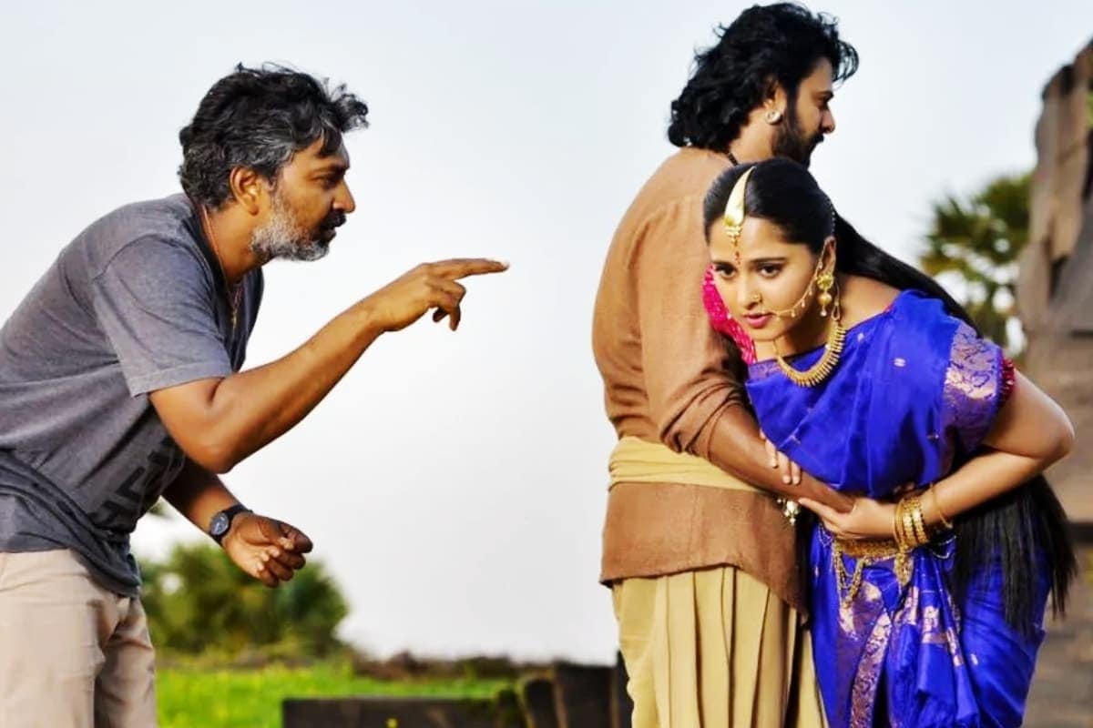 એન્ટરટેઇનમેન્ટ ડેસ્ક: પ્રભાસ (Prabhas) આ દિવસોમાં તેની મોસ્ટ અવેટેડ ફિલ્મ રાધે શ્યામ (Radhe Shyam)નાં કામમાં ઘણો વ્યસ્ત છે. આ ફિલ્મમાં તેની સાથે એક્ટ્રેસ પૂજા હેગડે (Pooja Hegde) નજર આવશે. આ વચ્ચે પ્રભાસની ફિલ્મ બાહુબીલ-2 (Bahubali 2) ટ્વિટર પર ટ્રેન્ડ થવા લાગી છે. ચાલો જાણીયે તેની પાછળનું કારણ. ખરેખરમાં 23 ઓક્ટોબરનાં પ્રભાસનો 41મો જન્મ દિવસ હતો. આ સમયે તેની બ્લોકબસ્ટર ફિલ્મ બાહુબલી 2 USAમાં રિલીઝ થવાની છે. એન્ટરટેઇનમેન્ટ ડેસ્ક: પ્રભાસ (Prabhas) આ દિવસોમાં તેની મોસ્ટ અવેટેડ ફિલ્મ રાધે શ્યામ (Radhe Shyam)નાં કામમાં ઘણો વ્યસ્ત છે. આ ફિલ્મમાં તેની સાથે એક્ટ્રેસ પૂજા હેગડે (Pooja Hegde) નજર આવશે. આ વચ્ચે પ્રભાસની ફિલ્મ બાહુબીલ-2 (Bahubali 2) ટ્વિટર પર ટ્રેન્ડ થવા લાગી છે. ચાલો જાણીયે તેની પાછળનું કારણ. ખરેખરમાં 23 ઓક્ટોબરનાં પ્રભાસનો 41મો જન્મ દિવસ હતો. આ સમયે તેની બ્લોકબસ્ટર ફિલ્મ બાહુબલી 2 USAમાં રિલીઝ થવાની છે.