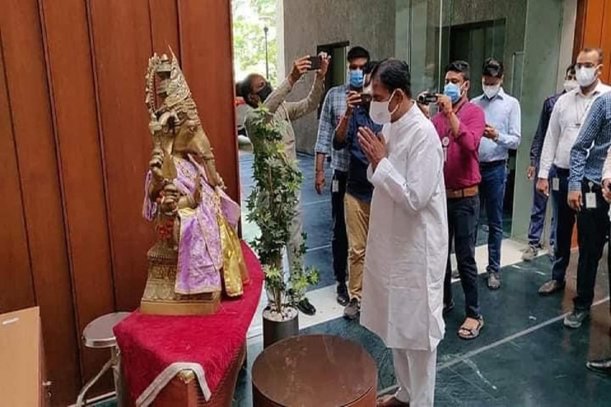 રાજ્યસભા ચૂંટણી વખતે હું માનતો હતો કે કોરોના નહી થાય પરંતુ જે પરિસ્થિતિનો સામનો કર્યો છે . તે ઘણ કપરો હતો . લોકોએ કોવિડ -19 ગાઇડલાઇનનુ પાલન કરવું જોઇએ. આખી રાતો દીવાલ અને લાઈટો જઈને સમય કાઢ્યો છે. બાકીનો સમય ભગવાન ભરોસે કાઢ્યો છે. લોકોને મારી પ્રાર્થના છે કે કોરોના કહીને નથી આવતો. રાજ્યસભા ચૂંટણી વખતે હું માનતો હતો કે કોરોના નહી થાય પરંતુ જે પરિસ્થિતિનો સામનો કર્યો છે . તે ઘણ કપરો હતો . લોકોએ કોવિડ -19 ગાઇડલાઇનનુ પાલન કરવું જોઇએ. આખી રાતો દીવાલ અને લાઈટો જઈને સમય કાઢ્યો છે. બાકીનો સમય ભગવાન ભરોસે કાઢ્યો છે. લોકોને મારી પ્રાર્થના છે કે કોરોના કહીને નથી આવતો.