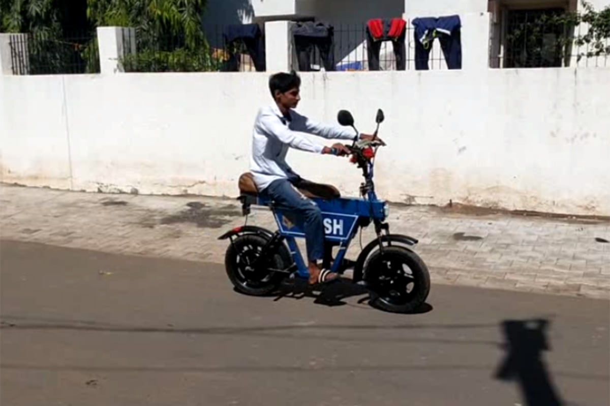ભાવનગરમાં આર.ટી.ઓ ના નિયમોનું પાલન ન કરવાને લીધે દર મહિને સરેરાશ 300 જેટલા વાહનો ડિટેઇન કરવામાં આવે છે. શહેરના શિશુવિહાર માનભાઇ ભટ્ટના પ્લોટમાં રહેતા યશ પ્રવિણભાઈ પરમાર નામનાં 17 વર્ષીય યુવાનના દિમાગમાં આર.ટી.ઓની જટીલતા વિના વાહન બનાવવાનો વિચાર ઉદભવ્યો હતો. સમસ્યાનું સમાધાન નહીં પરંતુ તેનો ઉકેલ લાવવાના વિચાર સાથે યશે એક ઉપયોગ અજમાવ્યો અને એક નવી ગાડીની બોડી બનાવી. આર.ટી.ઓ.ની કોઇ ઝંઝટ ન રહે તેવી એક મિની ઇલેક્ટ્રિક બાઇકનો આવિષ્કાર કર્યો છે. ભાવનગરમાં આર.ટી.ઓ ના નિયમોનું પાલન ન કરવાને લીધે દર મહિને સરેરાશ 300 જેટલા વાહનો ડિટેઇન કરવામાં આવે છે. શહેરના શિશુવિહાર માનભાઇ ભટ્ટના પ્લોટમાં રહેતા યશ પ્રવિણભાઈ પરમાર નામનાં 17 વર્ષીય યુવાનના દિમાગમાં આર.ટી.ઓની જટીલતા વિના વાહન બનાવવાનો વિચાર ઉદભવ્યો હતો. સમસ્યાનું સમાધાન નહીં પરંતુ તેનો ઉકેલ લાવવાના વિચાર સાથે યશે એક ઉપયોગ અજમાવ્યો અને એક નવી ગાડીની બોડી બનાવી. આર.ટી.ઓ.ની કોઇ ઝંઝટ ન રહે તેવી એક મિની ઇલેક્ટ્રિક બાઇકનો આવિષ્કાર કર્યો છે.