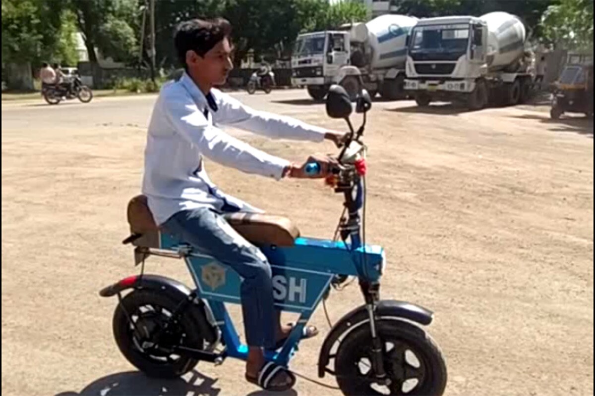 યશ જણાવે છે કે બાઇકમાં સ્પીડો મીટર, ઇન્ડિકેટર પણ છે. બાઇકને ફૂલ ચાર્જ થતાં ત્રણ કલાક લાગે છે. અન્ય ઇલેક્ટ્રિક બાઇક કરતા આ ગાડી ખૂબ સસ્તી પડે છે. આ ગાડીને બનાવતા યશને છ મહિનાનો સમય લાગ્યો હતો. યશ જણાવે છે કે બાઇકમાં સ્પીડો મીટર, ઇન્ડિકેટર પણ છે. બાઇકને ફૂલ ચાર્જ થતાં ત્રણ કલાક લાગે છે. અન્ય ઇલેક્ટ્રિક બાઇક કરતા આ ગાડી ખૂબ સસ્તી પડે છે. આ ગાડીને બનાવતા યશને છ મહિનાનો સમય લાગ્યો હતો.